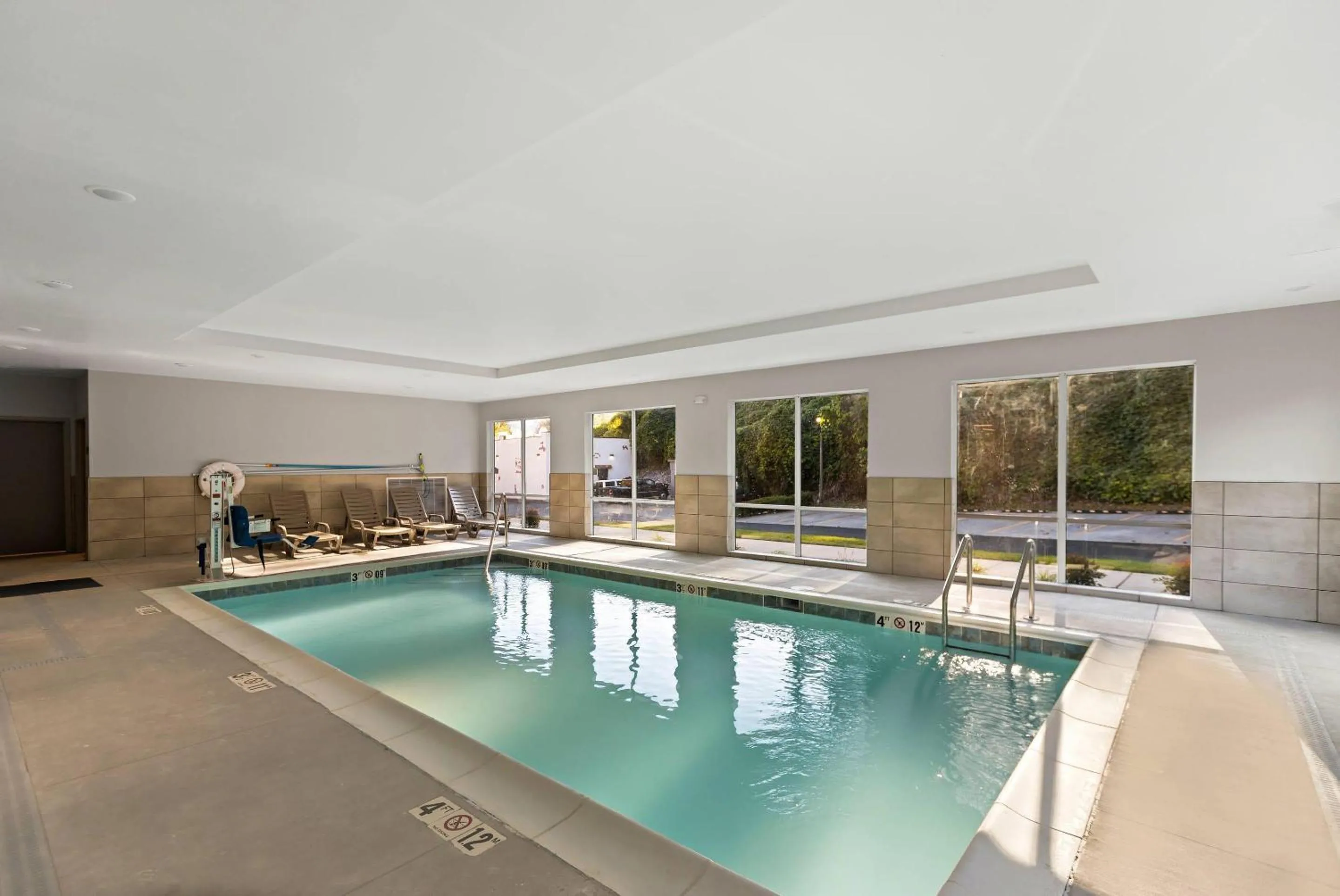 Swimming pool in MainStay Suites Gatlinburg Downtown Area