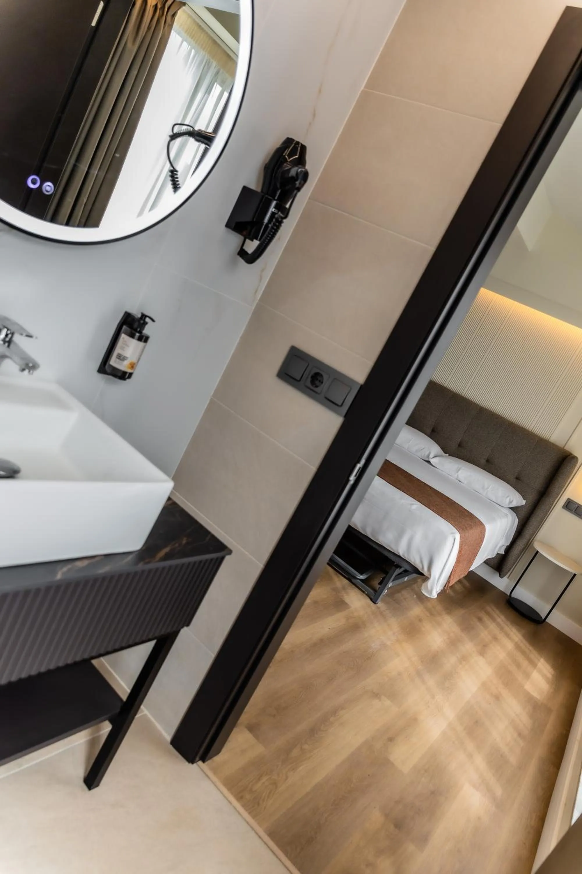 Bathroom, Bed in HOTEL CORONA DE PADRÓN