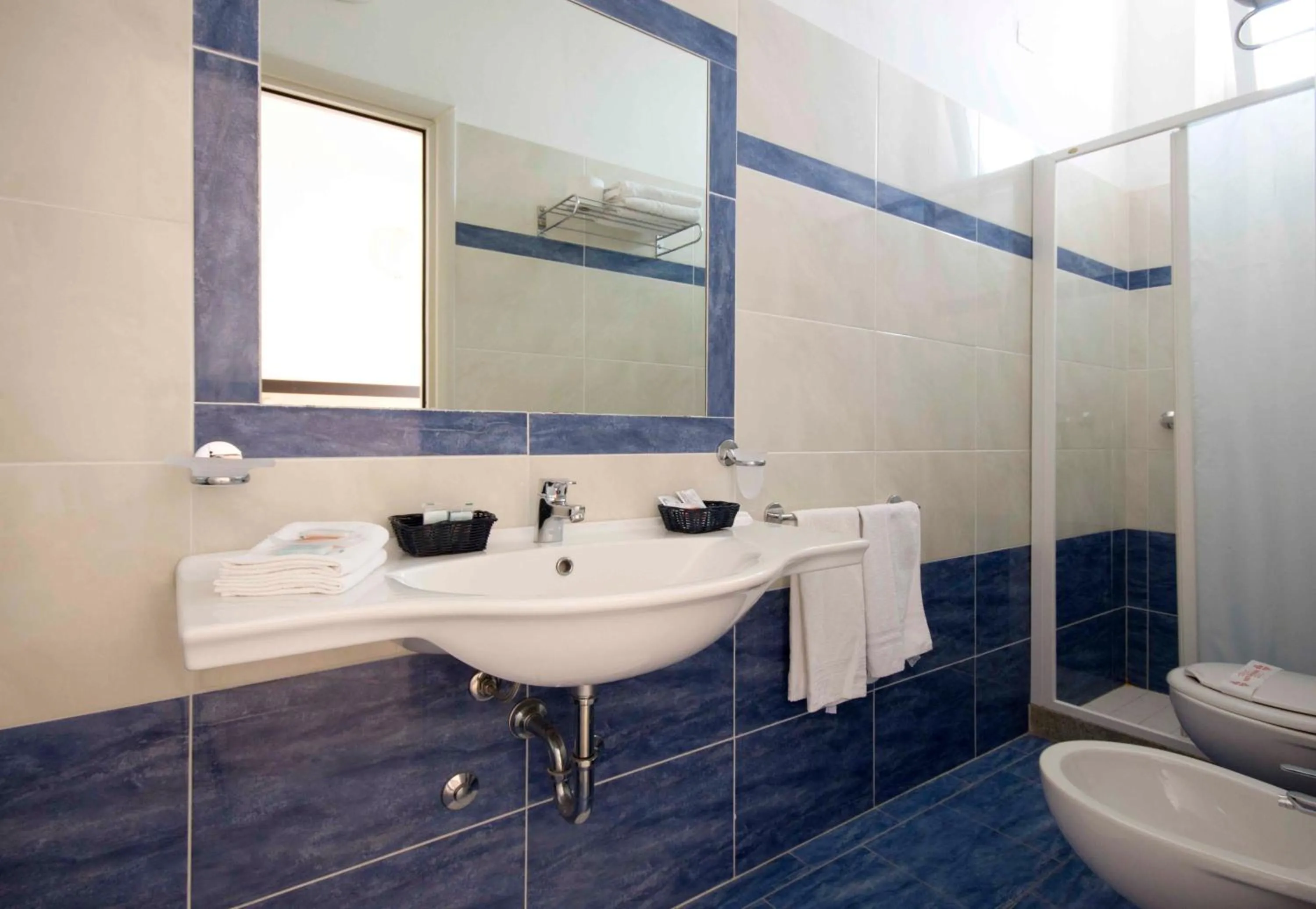 Shower in Hotel Veliero