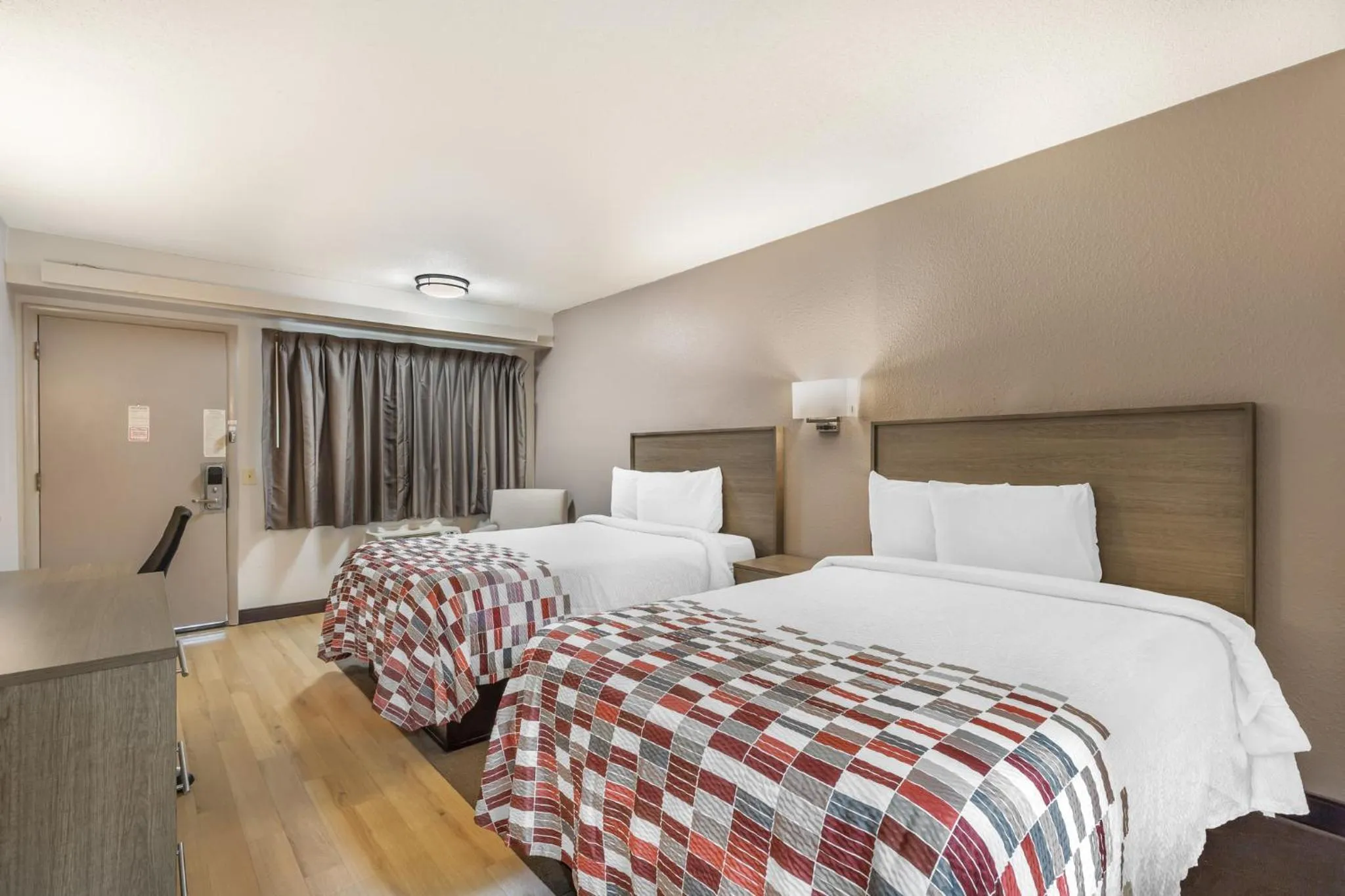 Photo of the whole room, Bed in Red Roof Inn Durham - Duke Univ Medical Center