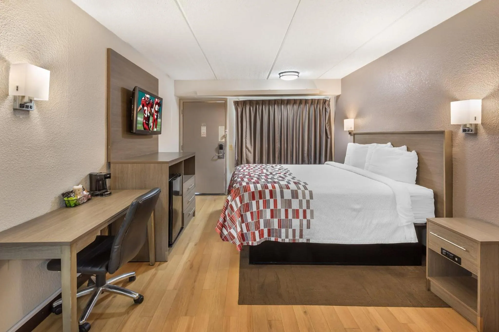 Bedroom, Bed in Red Roof Inn Durham - Duke Univ Medical Center