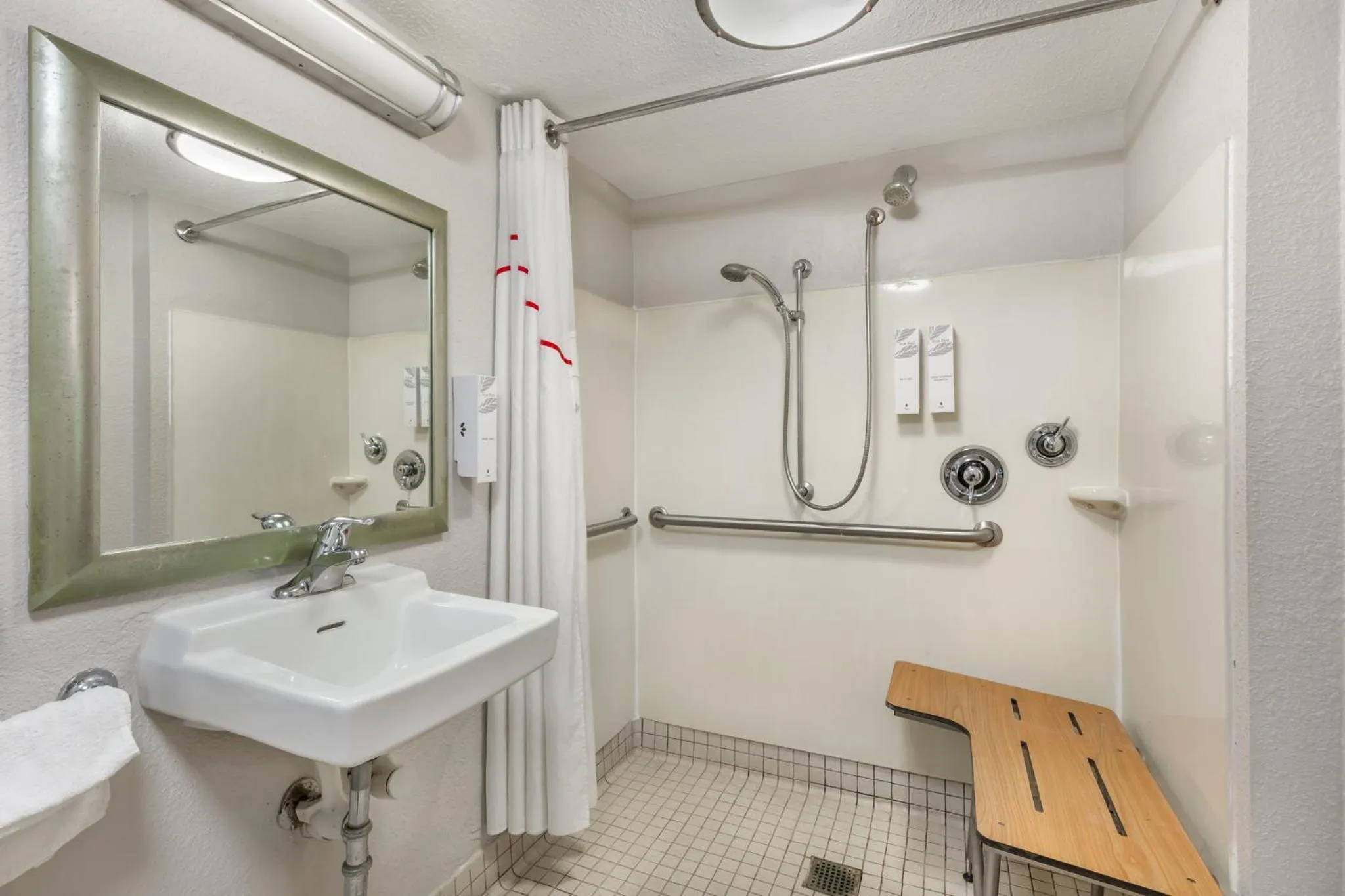 Bathroom in Red Roof Inn Durham - Duke Univ Medical Center