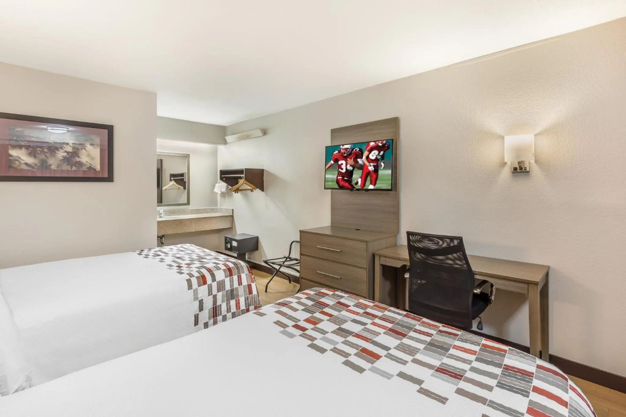 Photo of the whole room, Bed in Red Roof Inn Durham - Duke Univ Medical Center