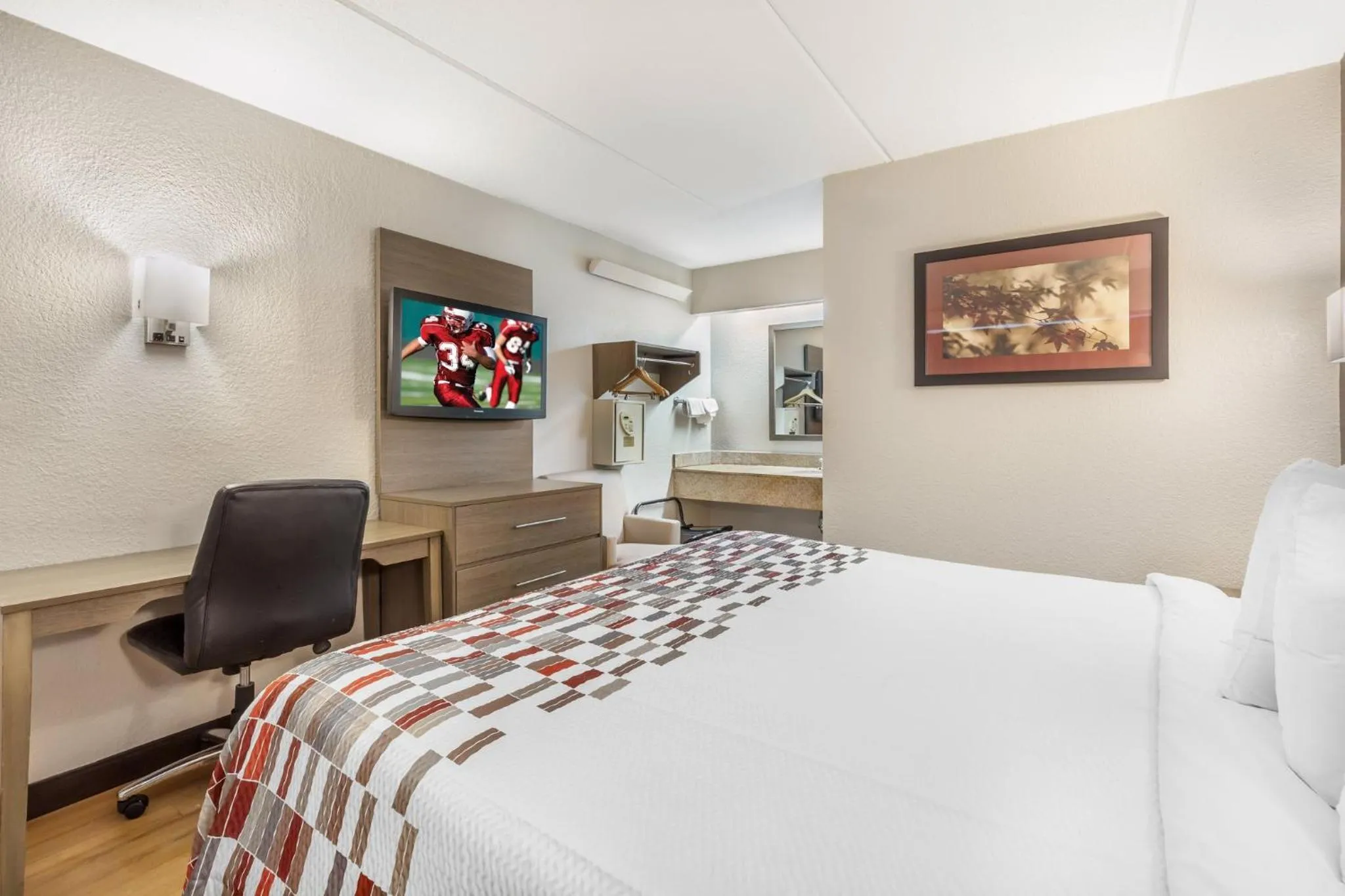 Photo of the whole room, Bed in Red Roof Inn Durham - Duke Univ Medical Center