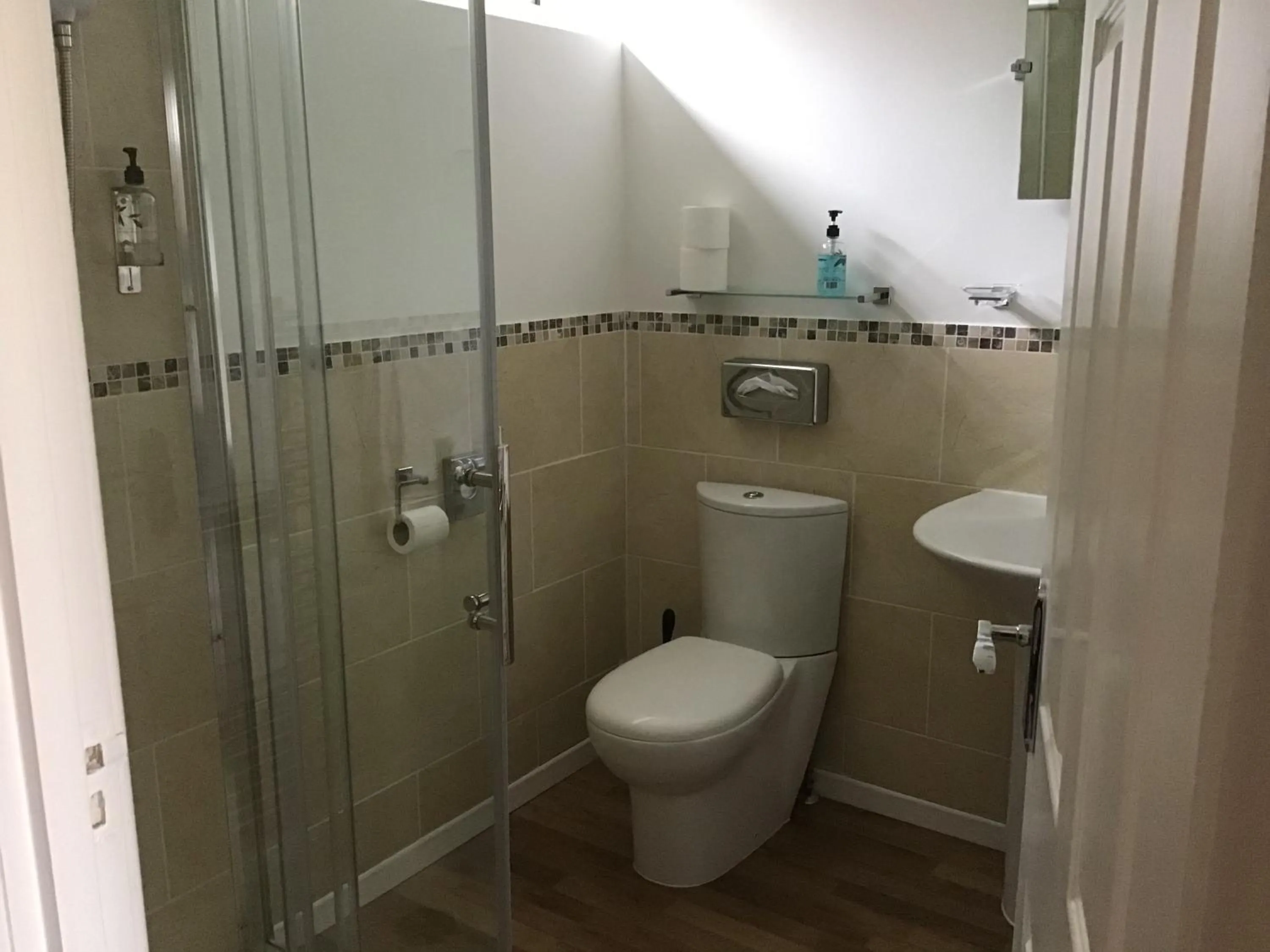 Bathroom in The New Inn Motel