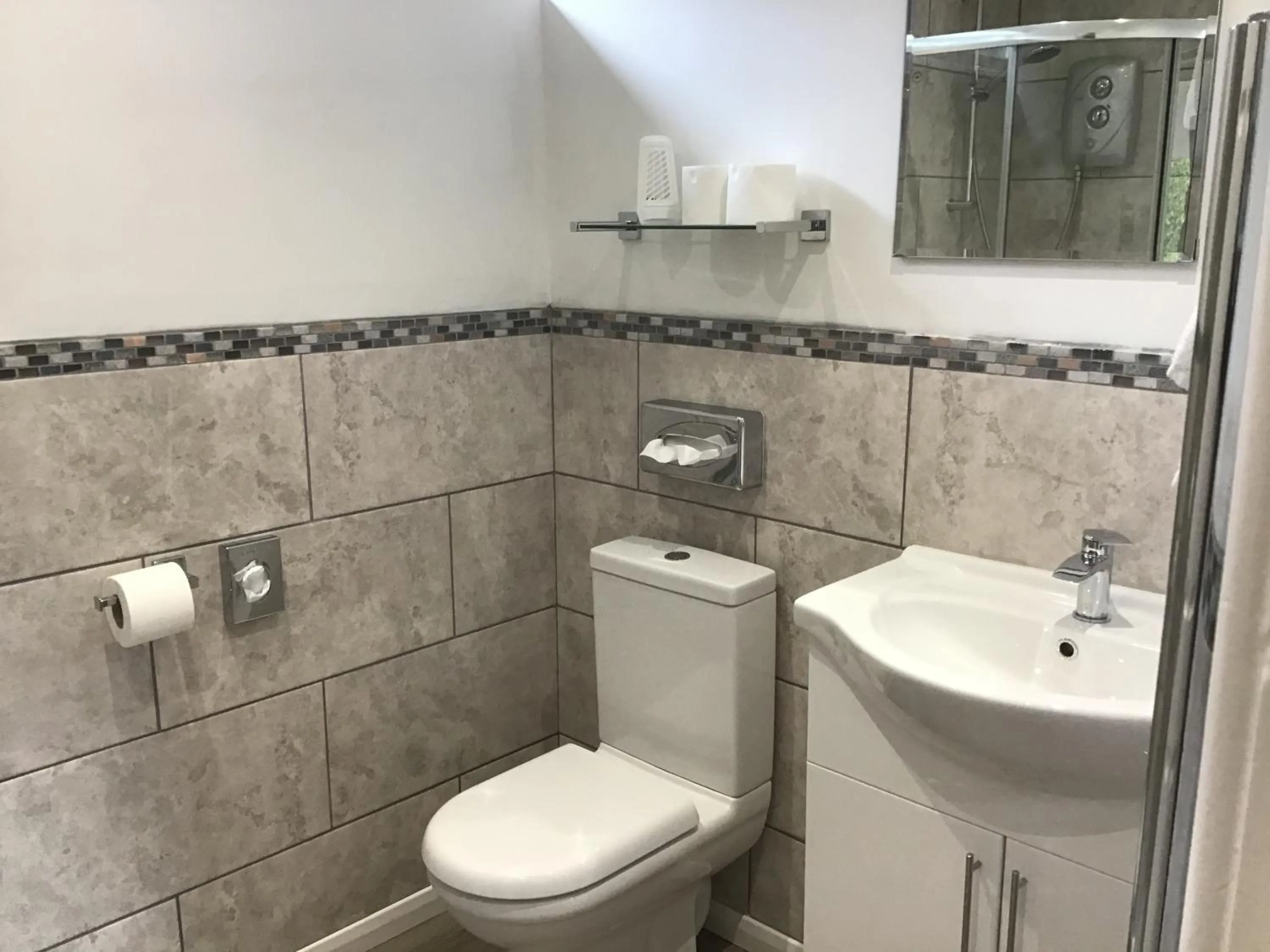 Bathroom in The New Inn Motel