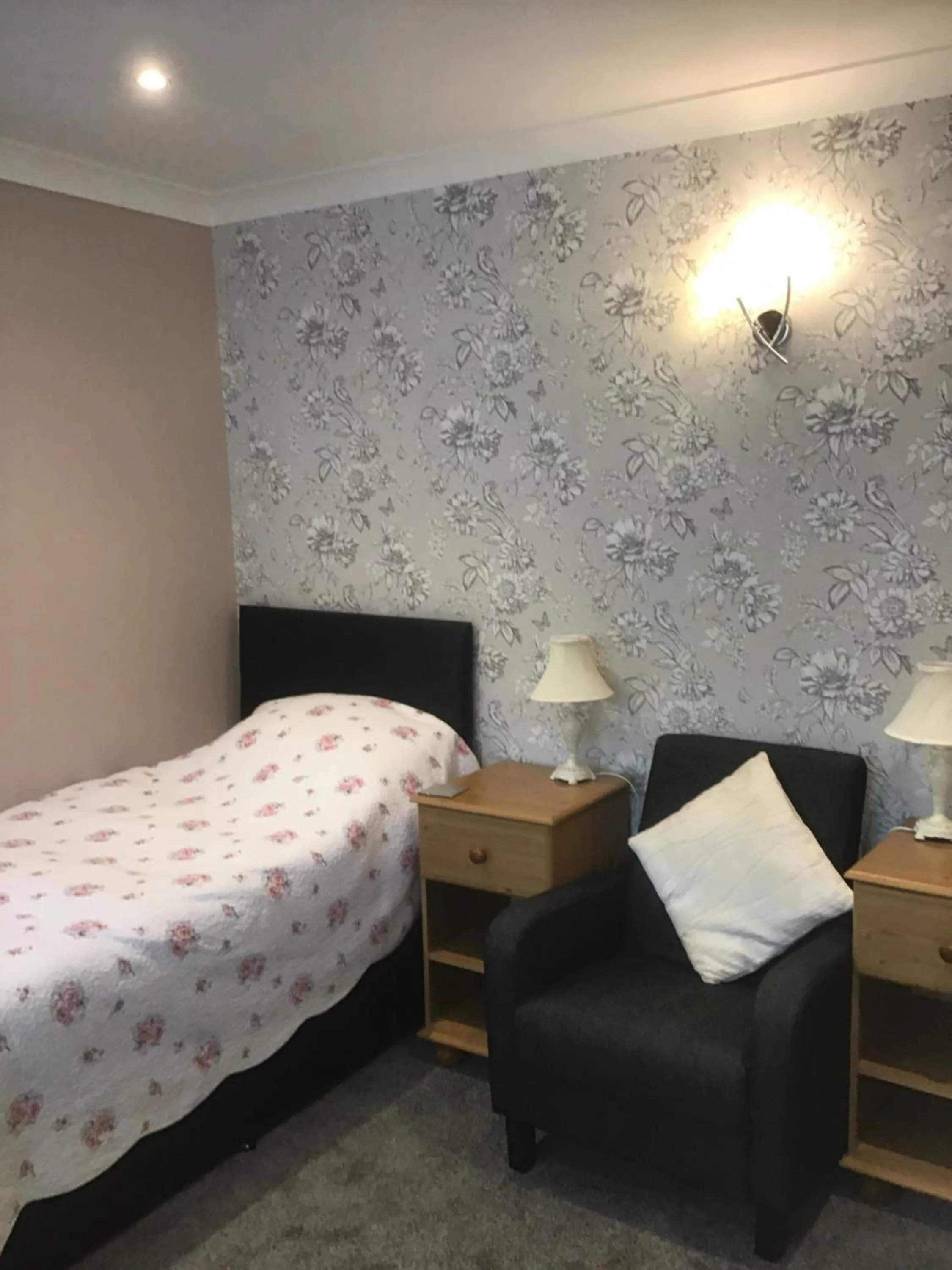 Photo of the whole room, Bed in The New Inn Motel