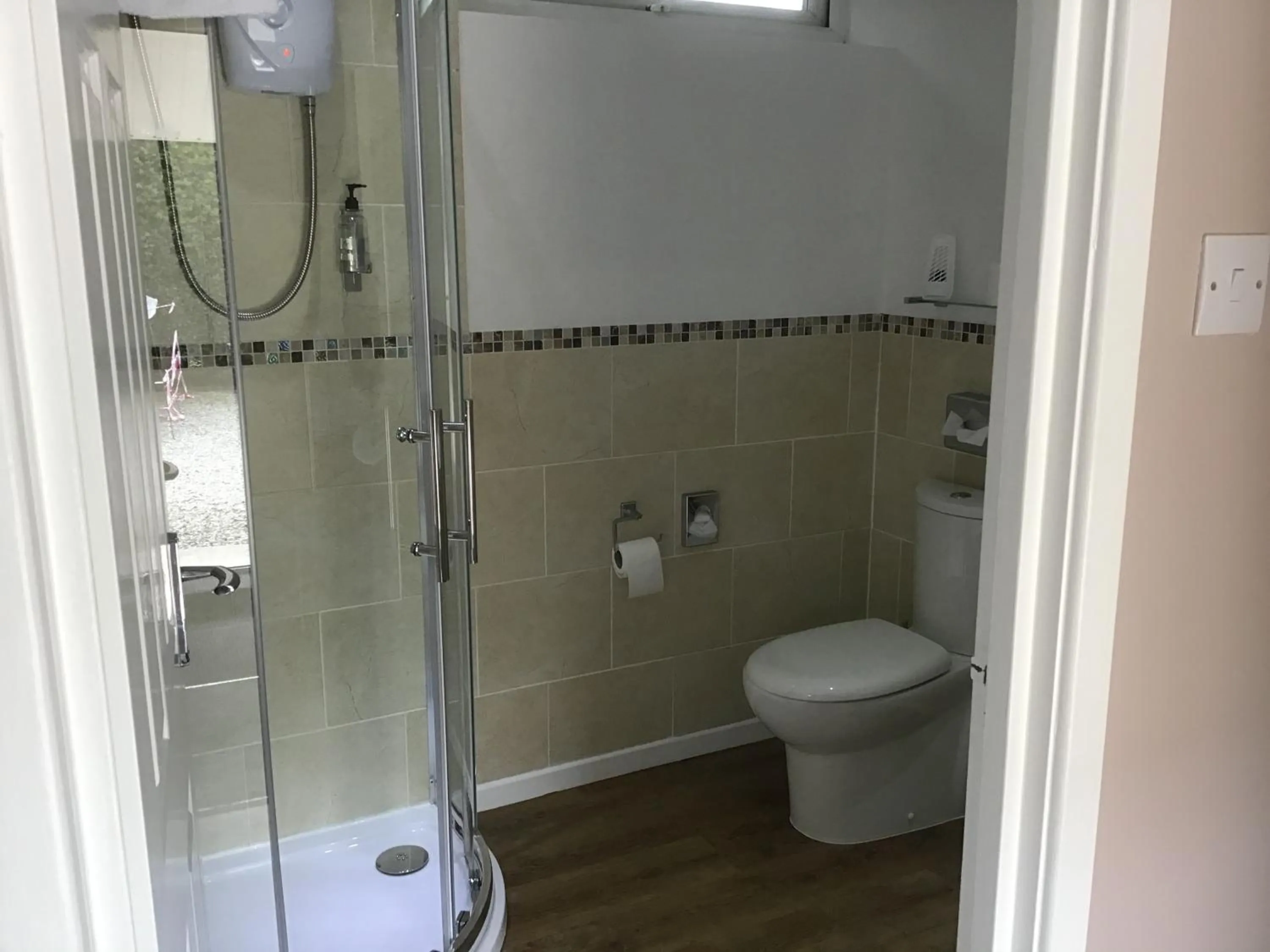 Bathroom in The New Inn Motel