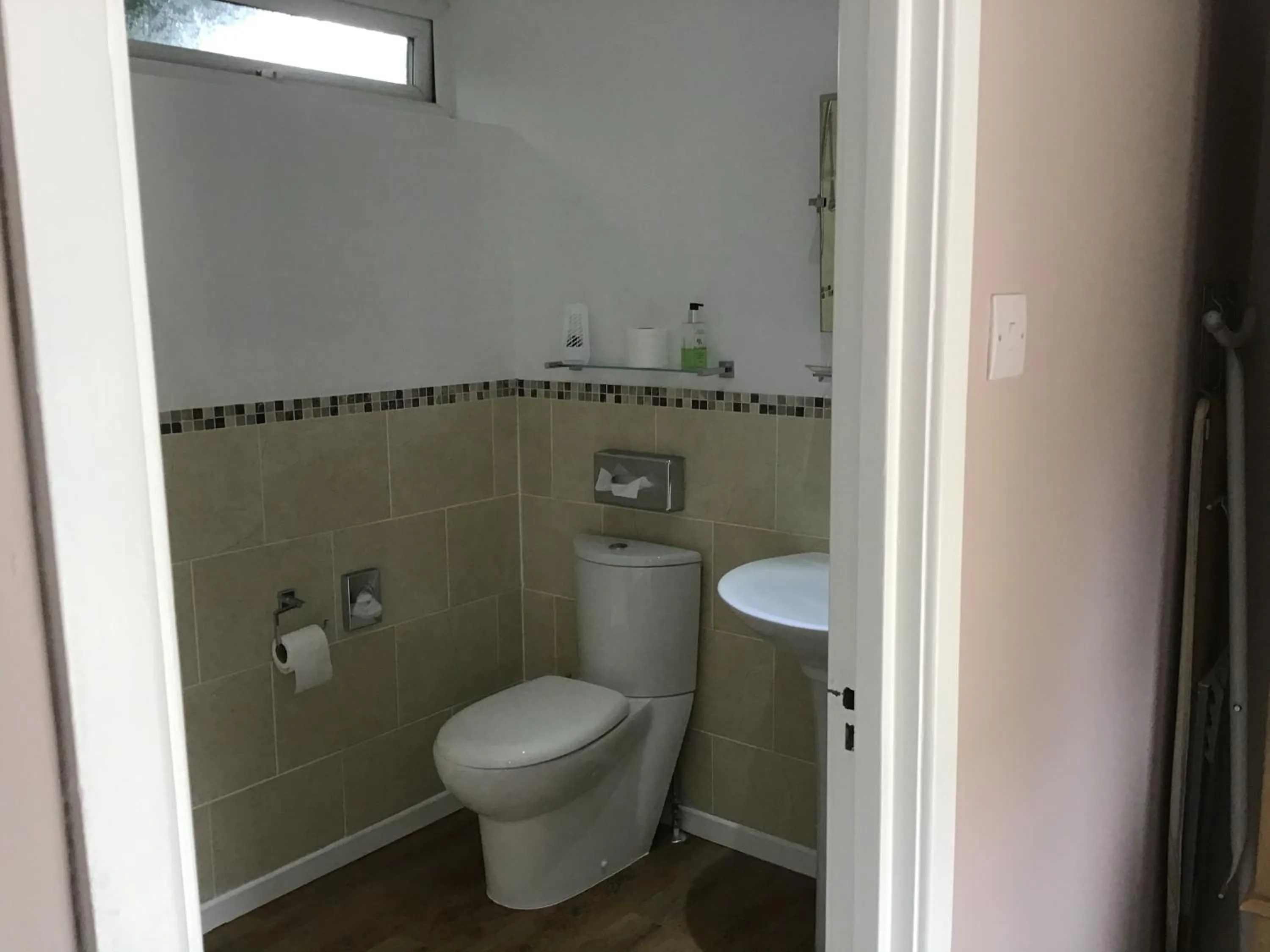 Bathroom in The New Inn Motel