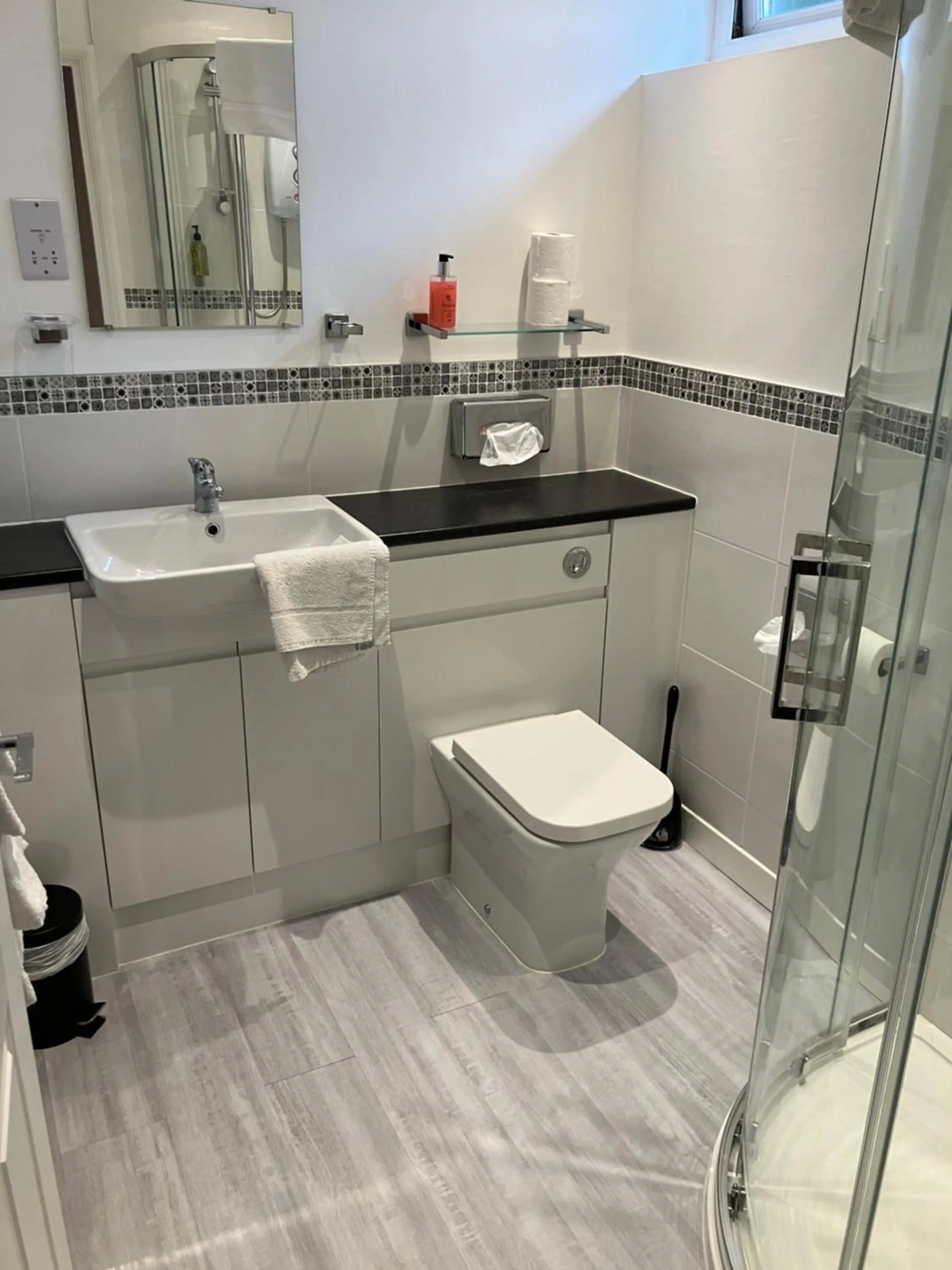 Bathroom in The New Inn Motel