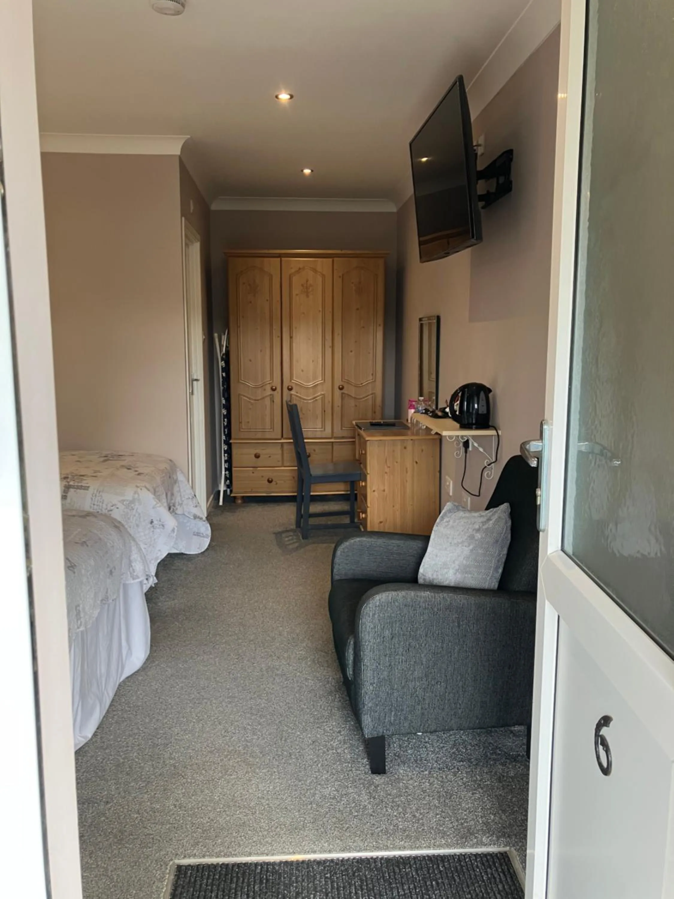 Property building, Bed in The New Inn Motel