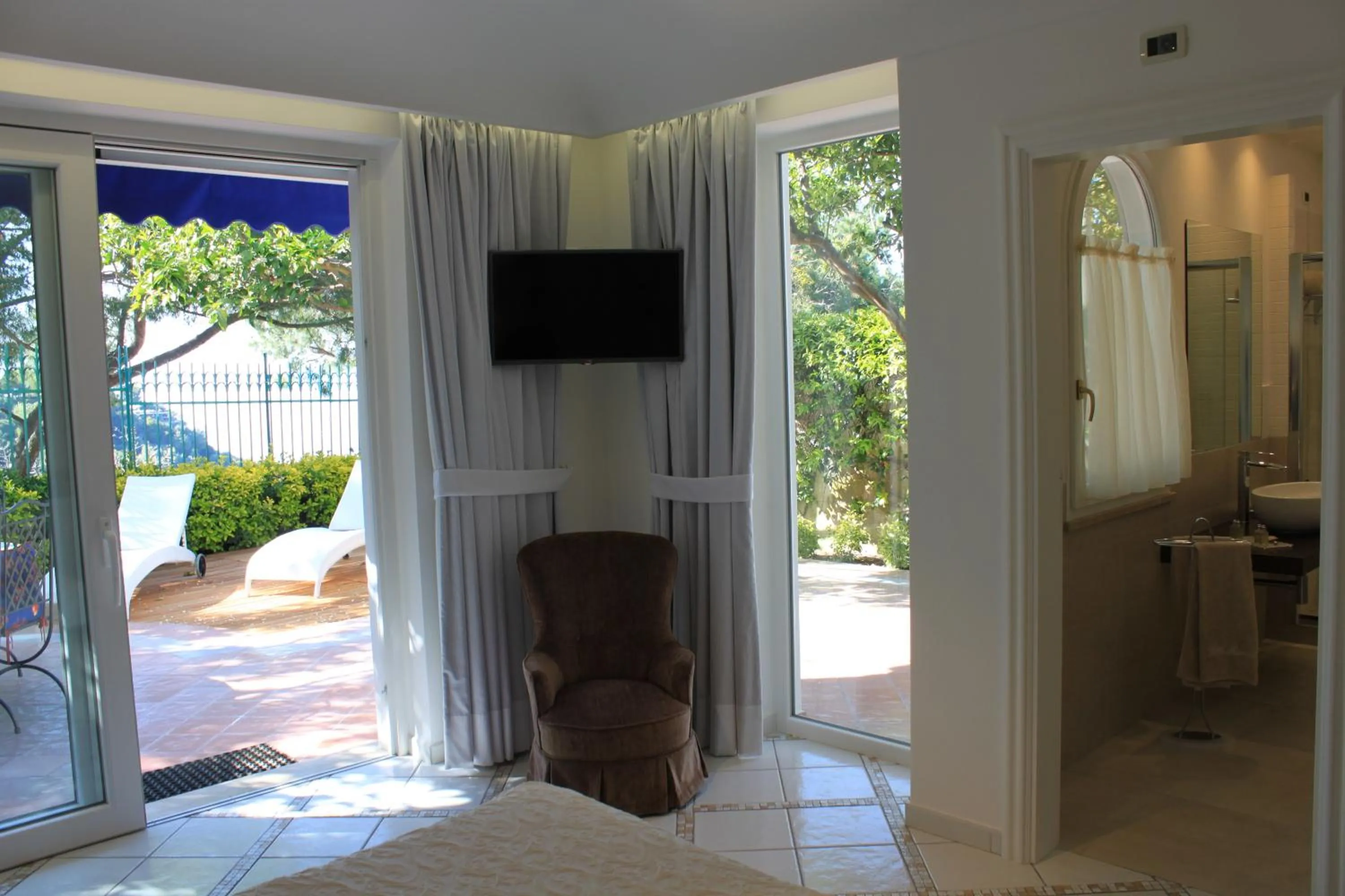 Photo of the whole room in Villa Marinella