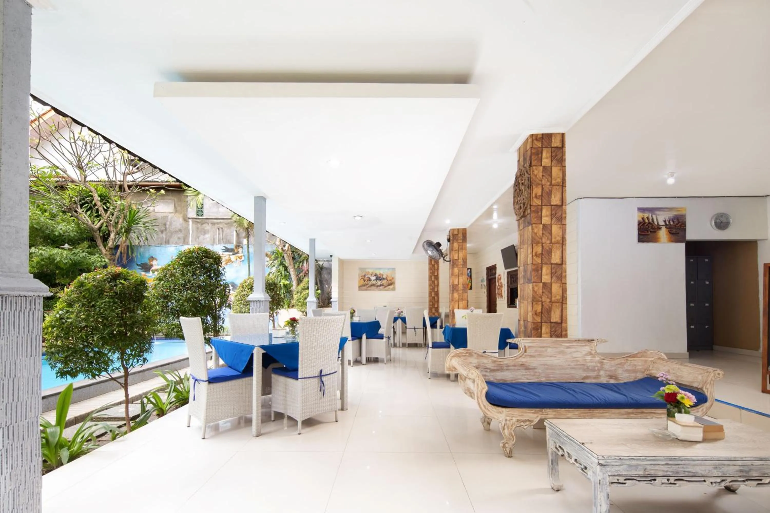 Restaurant/places to eat in Lumbung Sari Hotel Legian