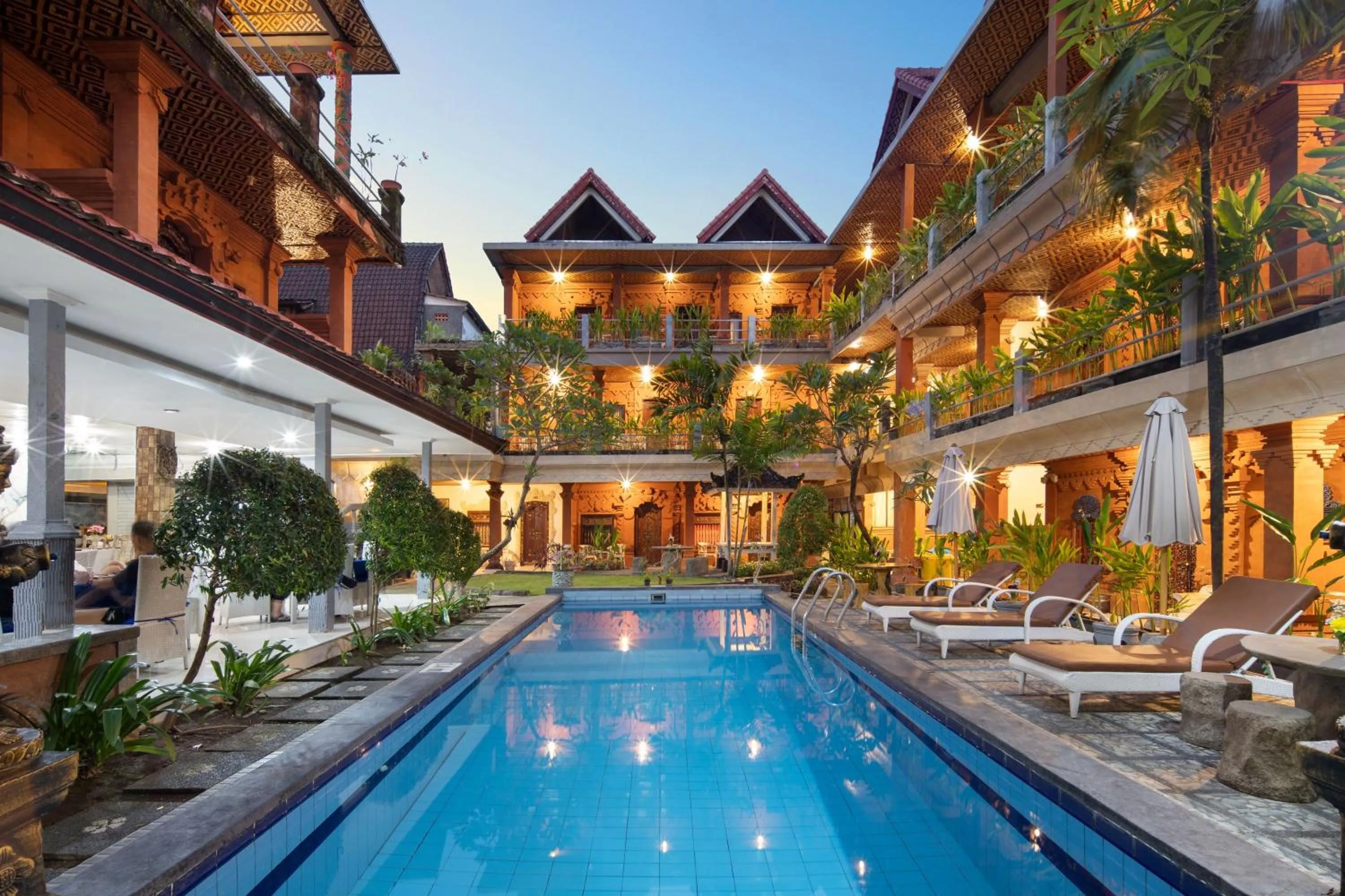 Swimming pool in Lumbung Sari Hotel Legian