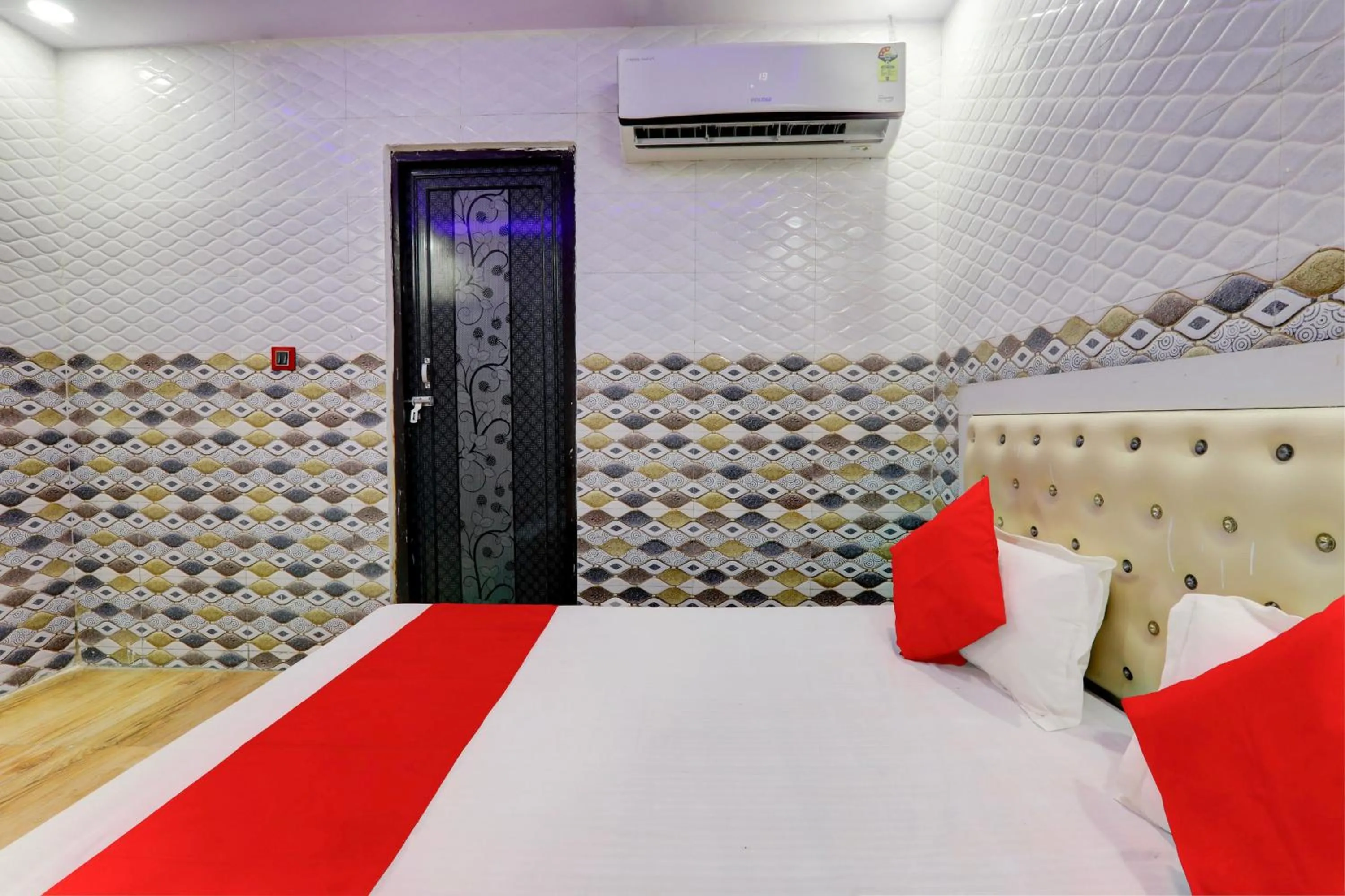 Facade/entrance, Bed in Hotel O by OYO Diamond Palace