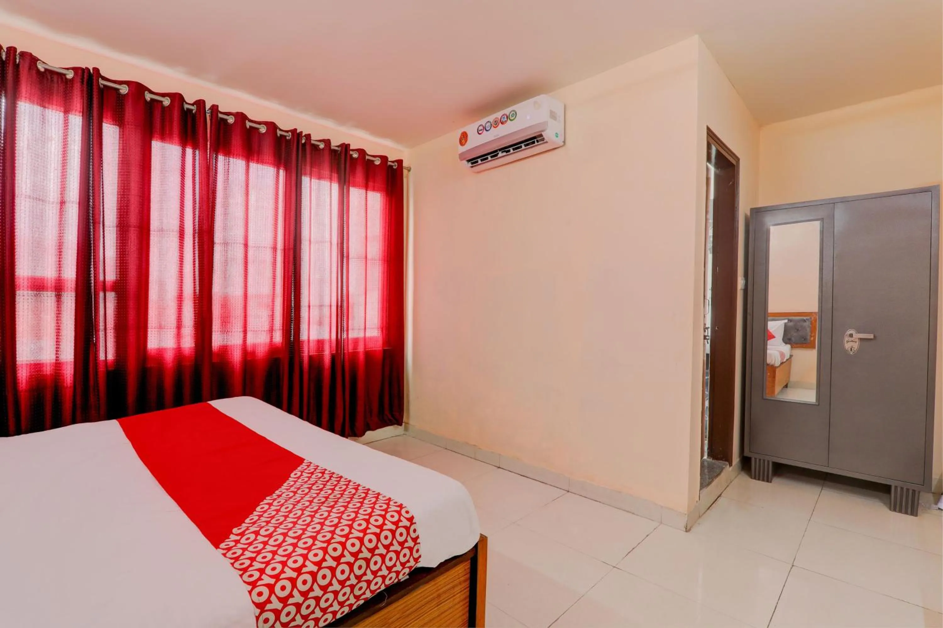 Facade/entrance, Bed in Hotel O RAAS INN