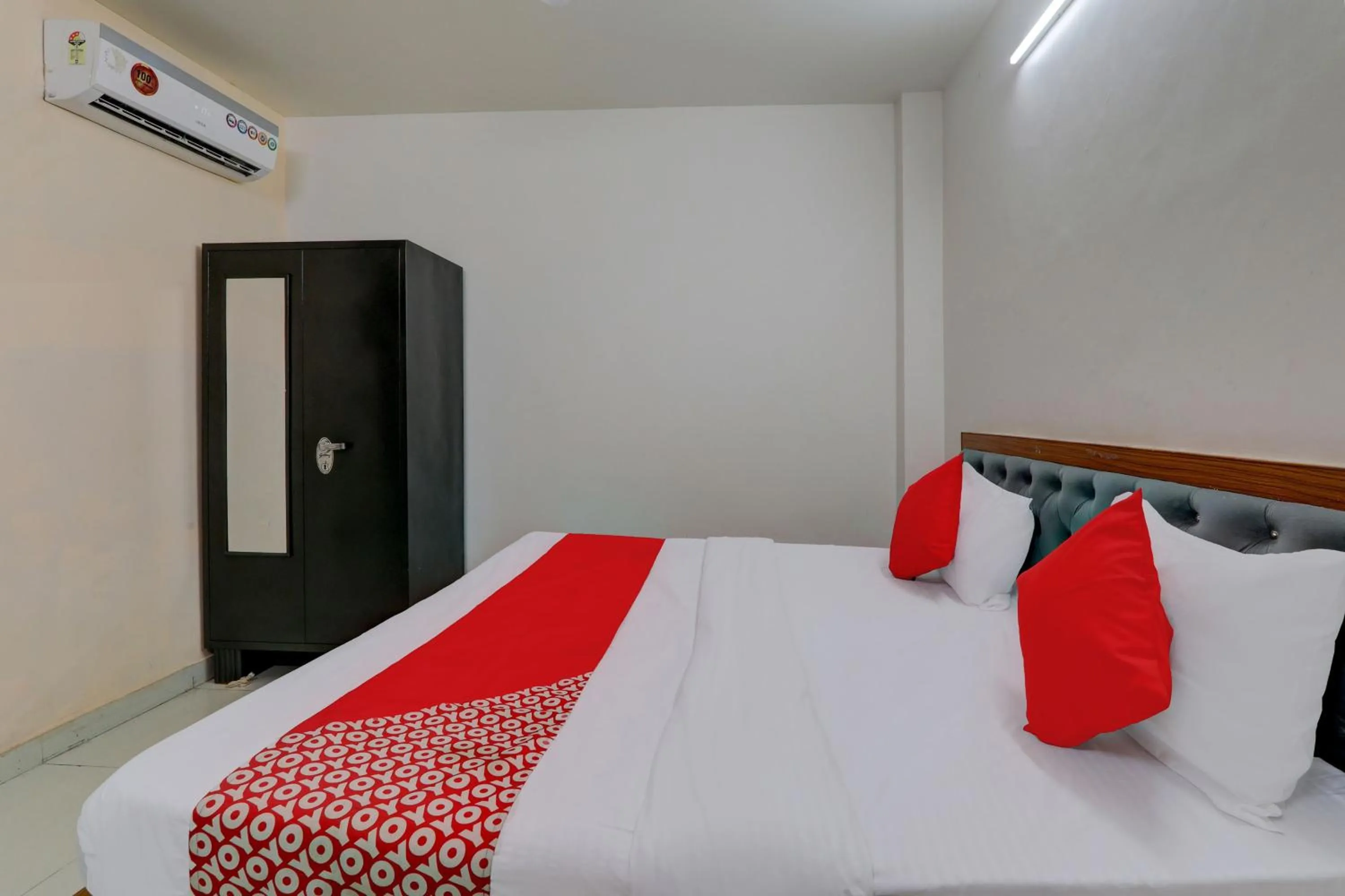 Bedroom, Bed in Hotel O RAAS INN