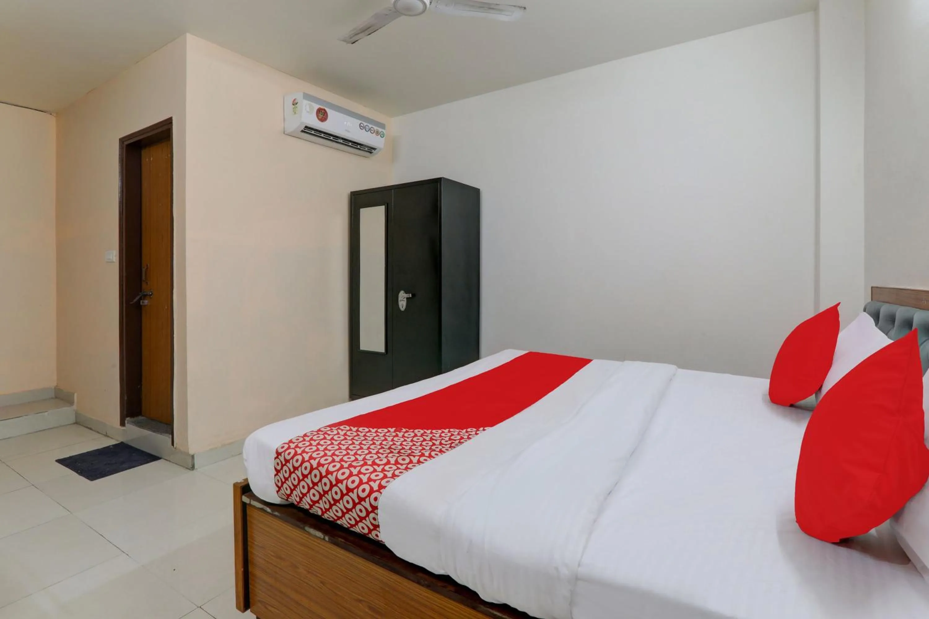 Bedroom, Bed in Hotel O RAAS INN