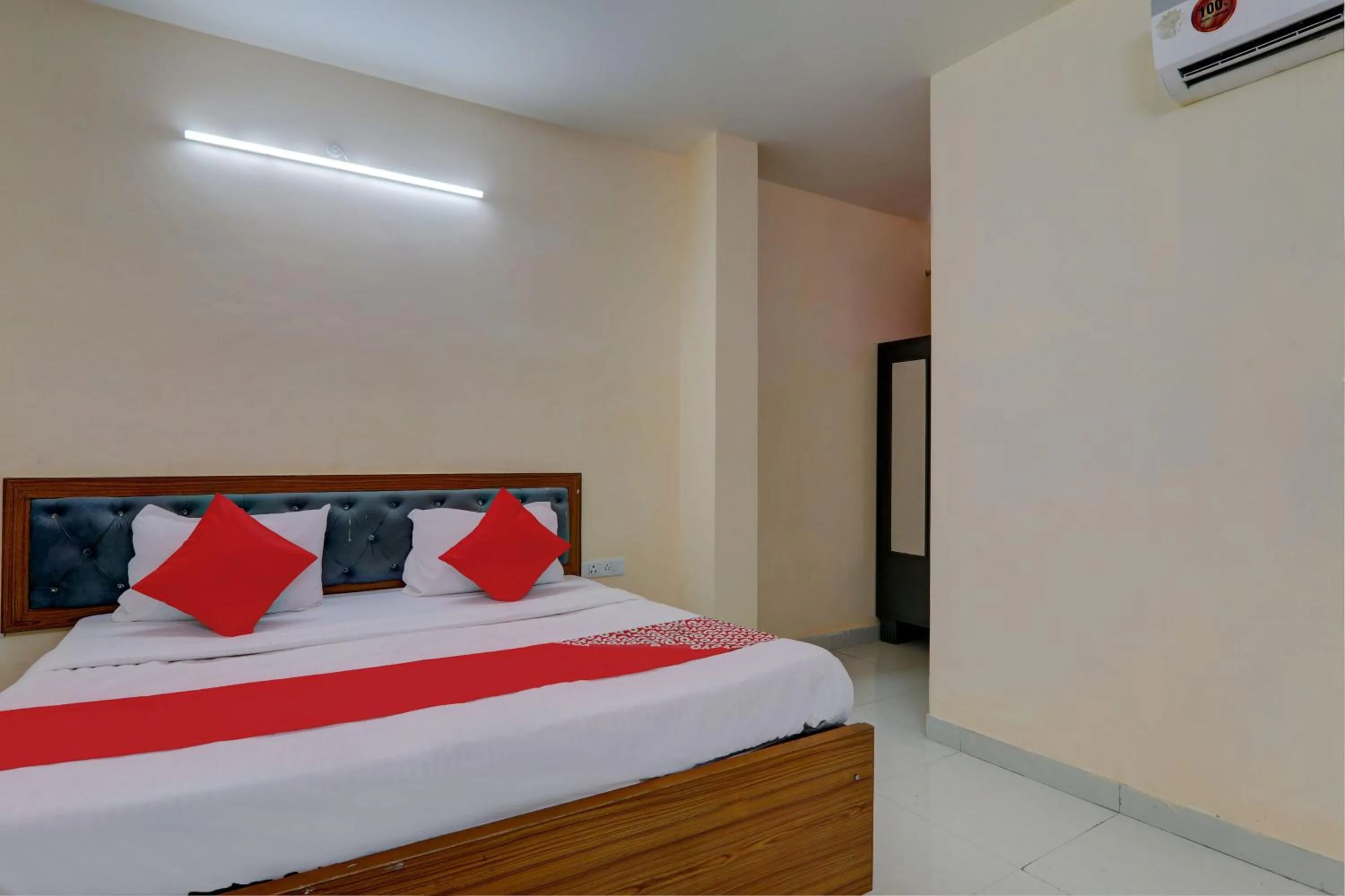 Facade/entrance, Bed in Hotel O RAAS INN