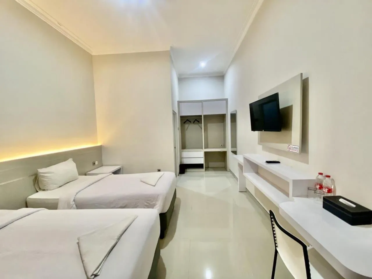 Bed in El Malik hotel Sumenep