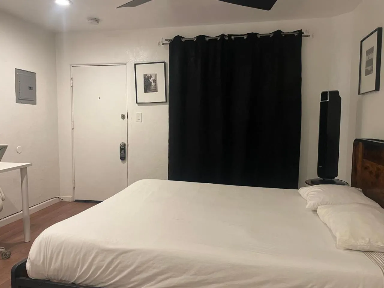 Bedroom, Bed in Garden Motel Redwood City CA
