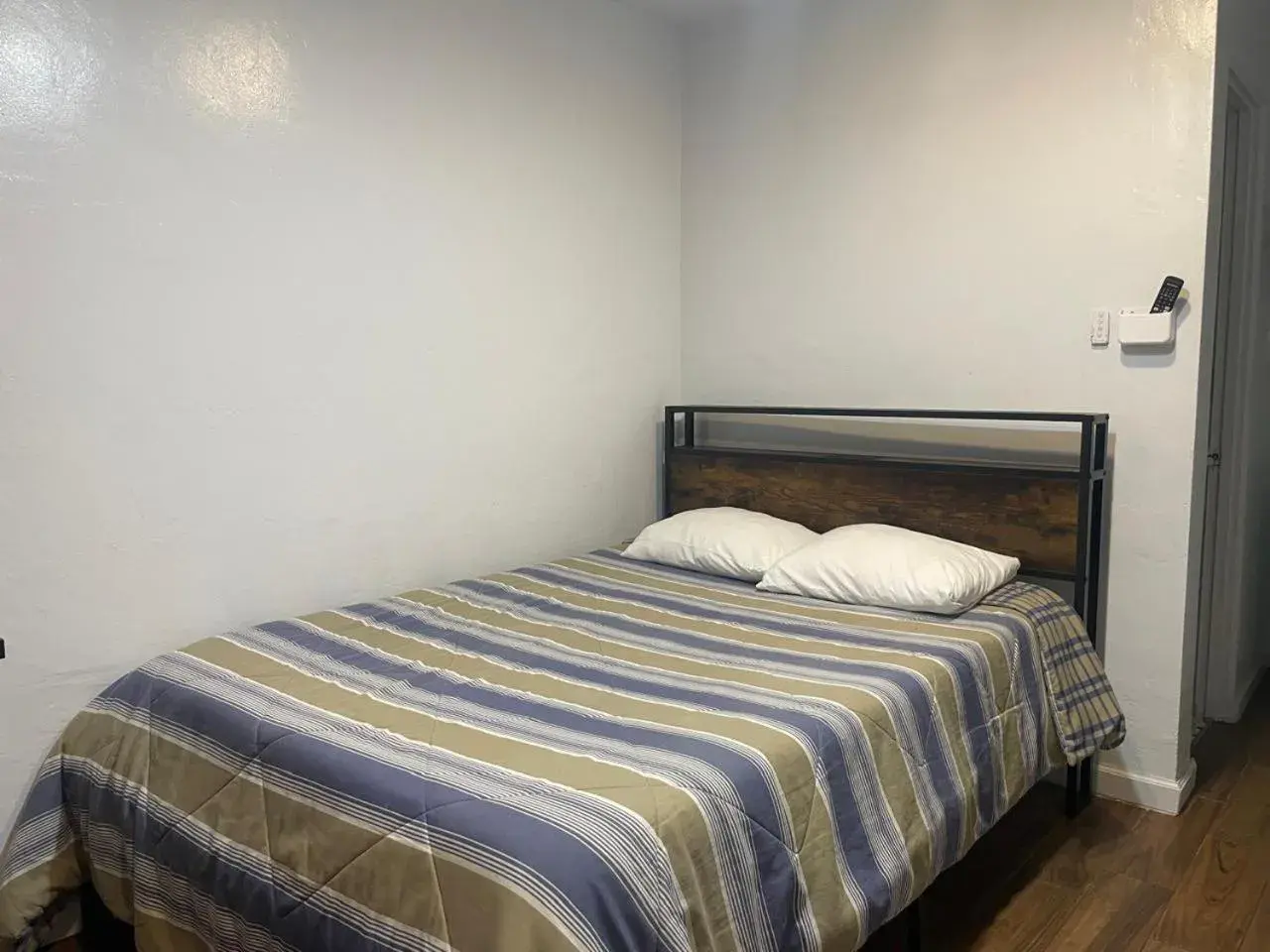 Full Bed Non-Smoking in Garden Motel Redwood City CA Full Bed Non-Smoking in Garden Motel Redwood City CA