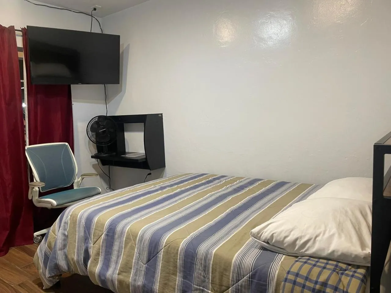 Bedroom, Bed in Garden Motel Redwood City CA