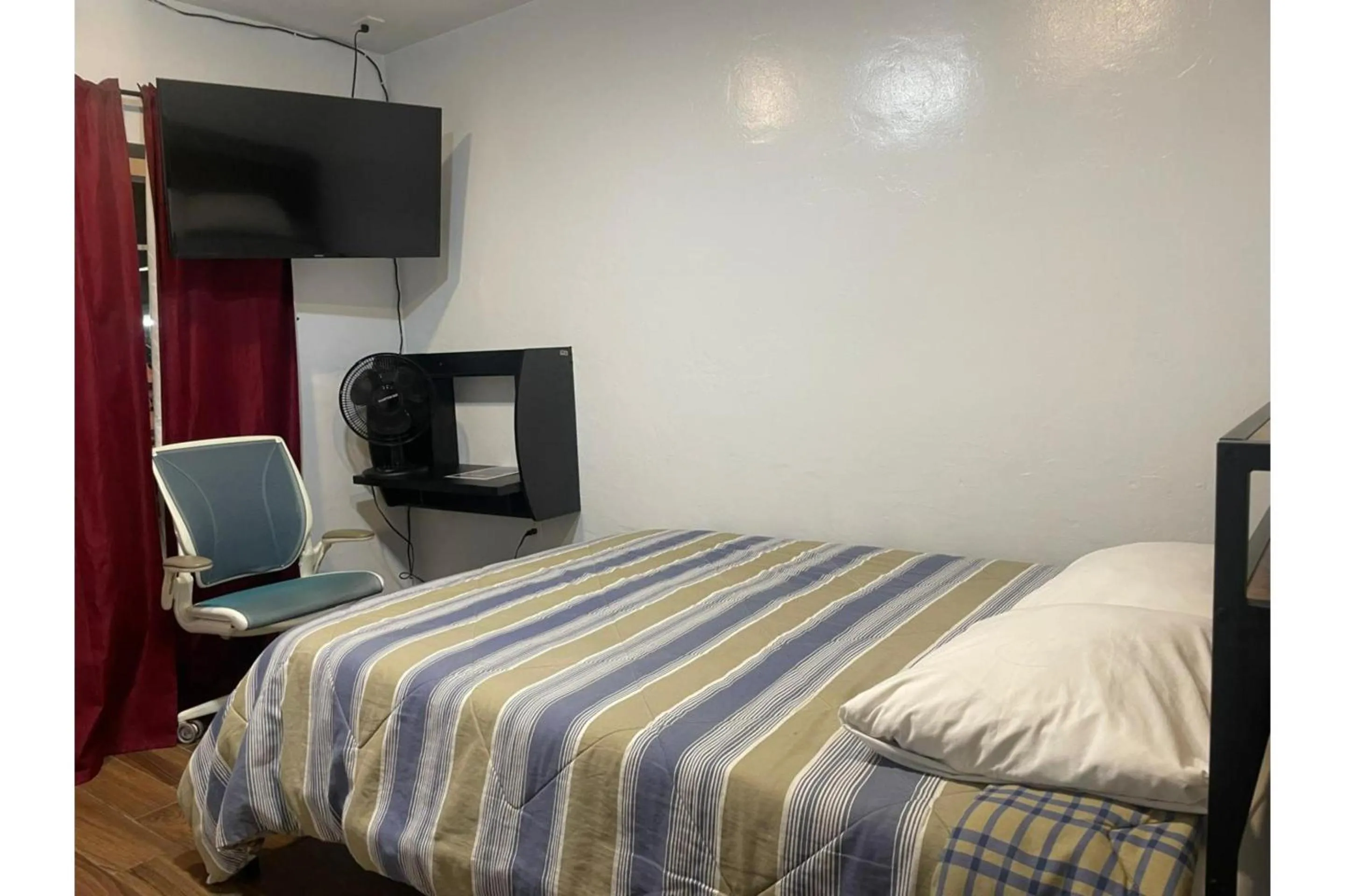 Bedroom, Bed in Garden Motel Redwood City CA