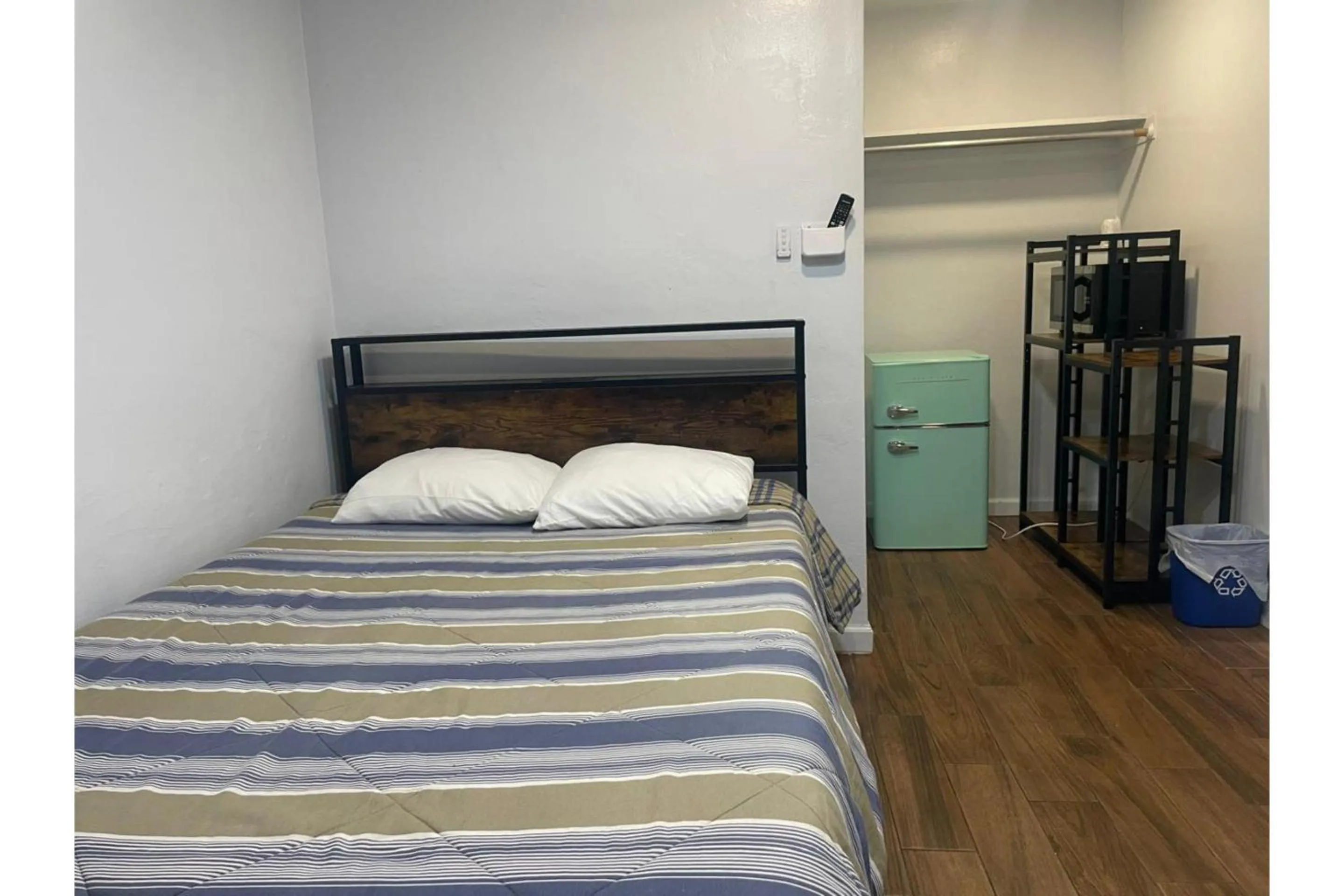 Bedroom, Bed in Garden Motel Redwood City CA