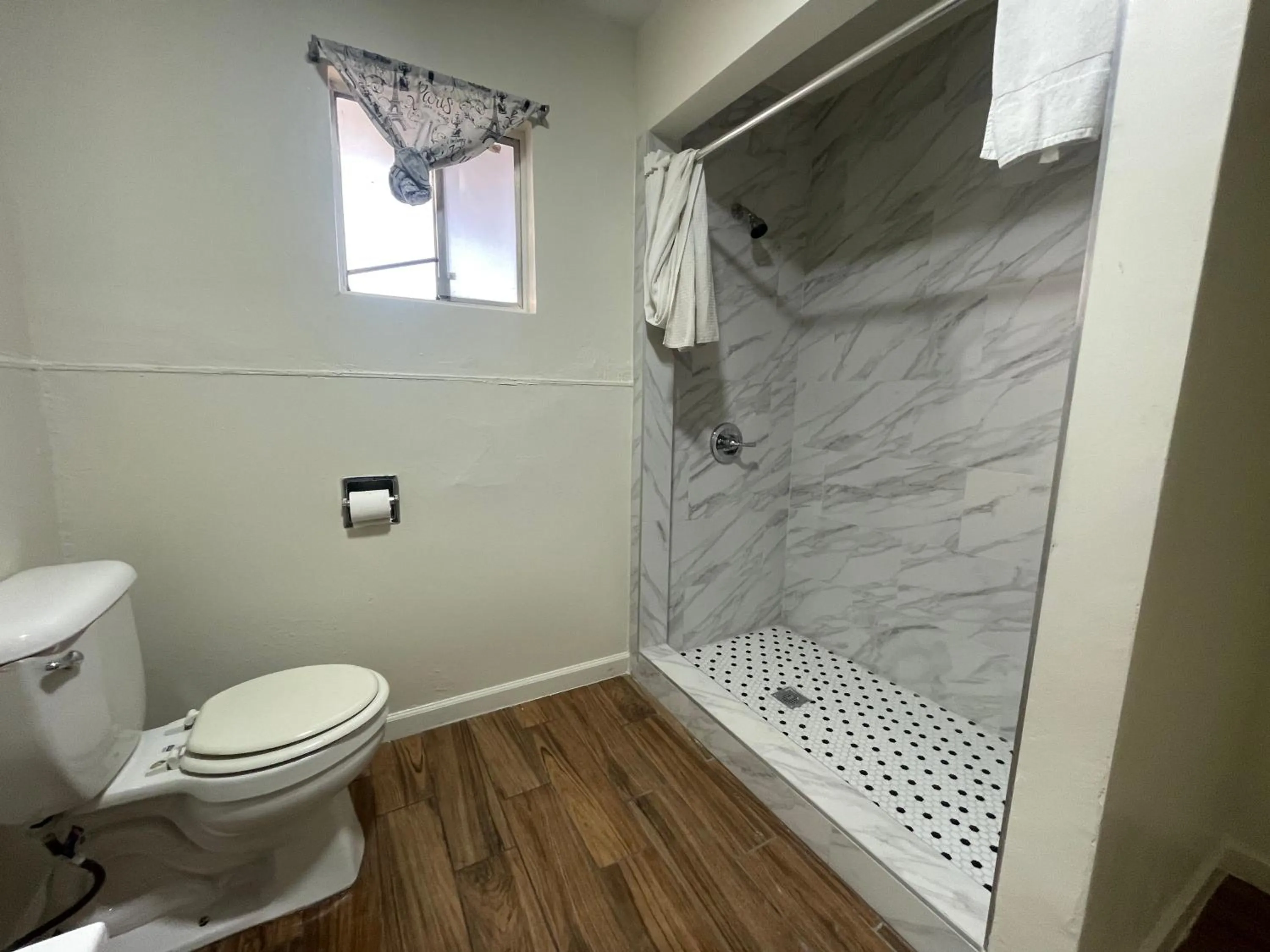 King Bed Non-Smoking in Oak Motel Modesto CA