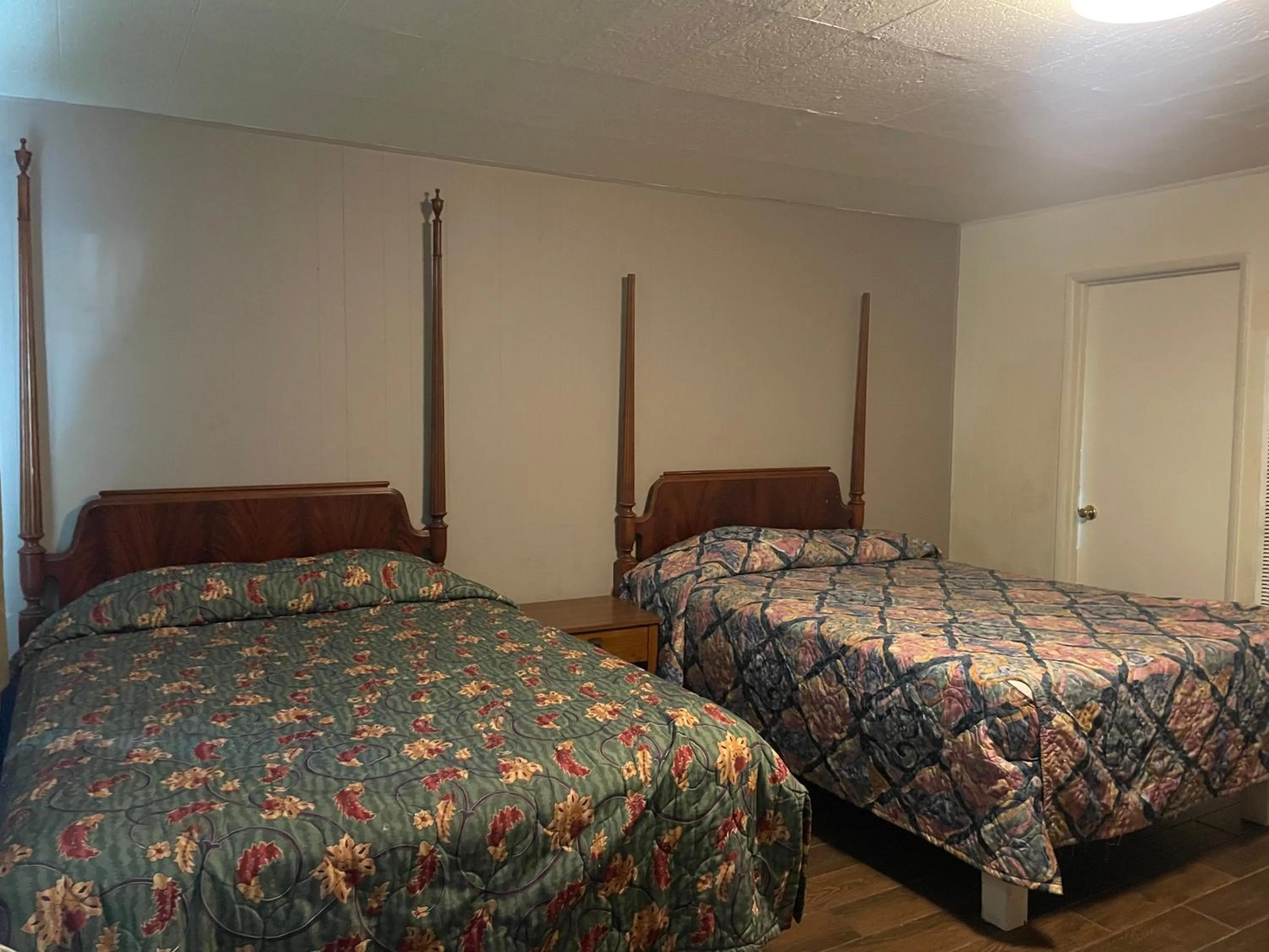 2 Queen Beds Non-Smoking in Oak Motel Modesto CA