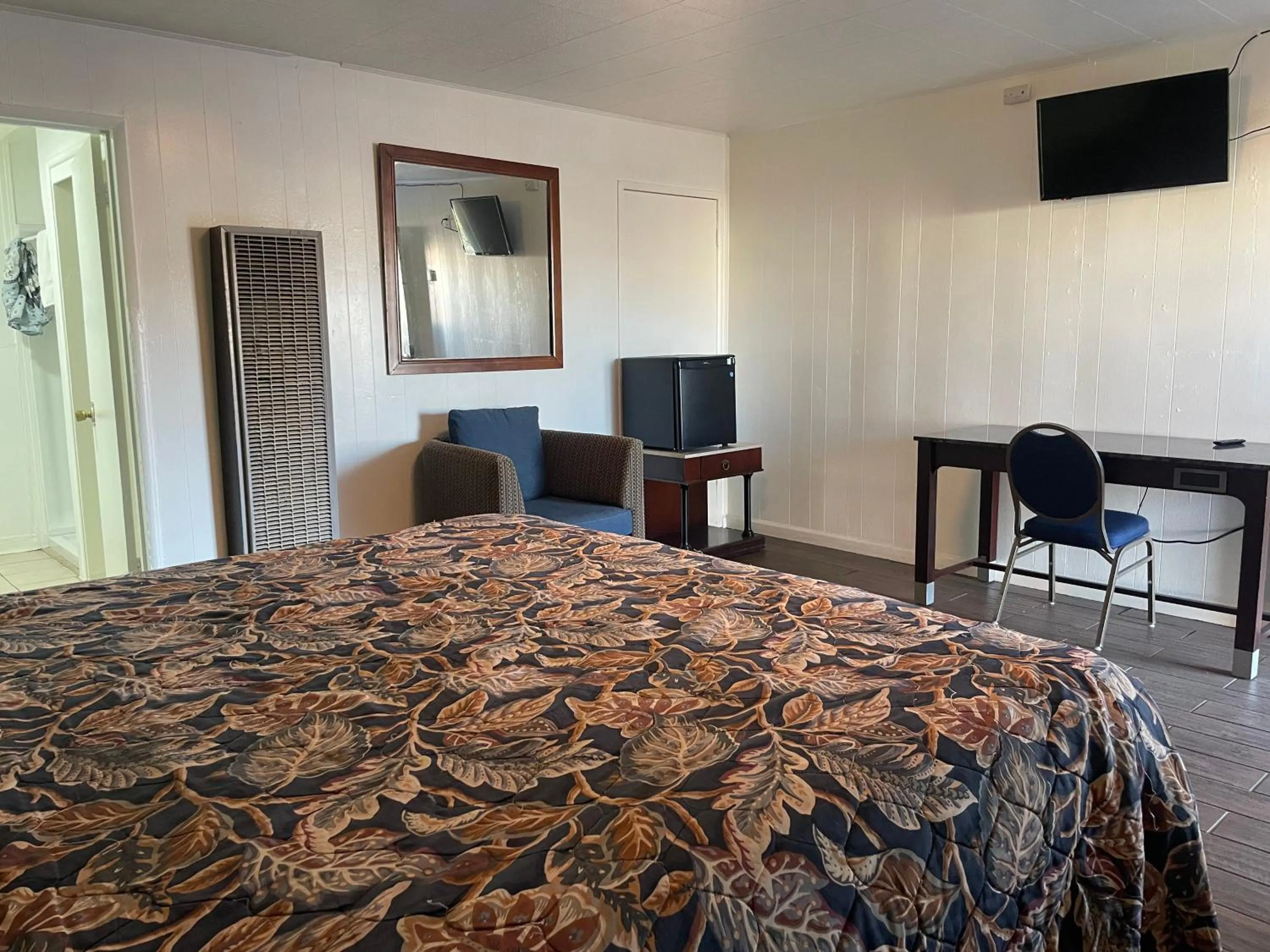 Queen Bed Non-Smoking in Oak Motel Modesto CA