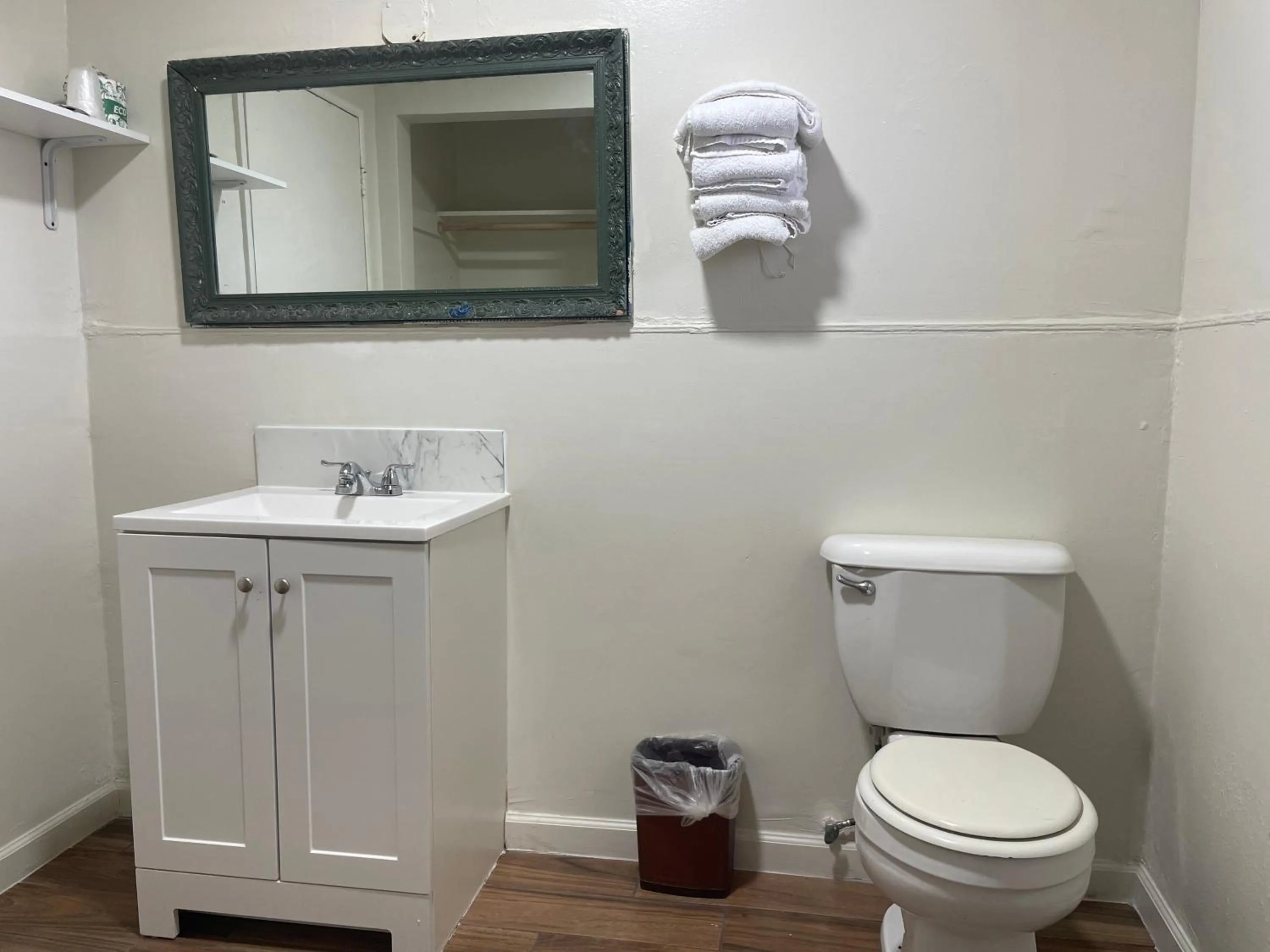 2 Queen Beds with Kitchenette Non-Smoking in Oak Motel Modesto CA