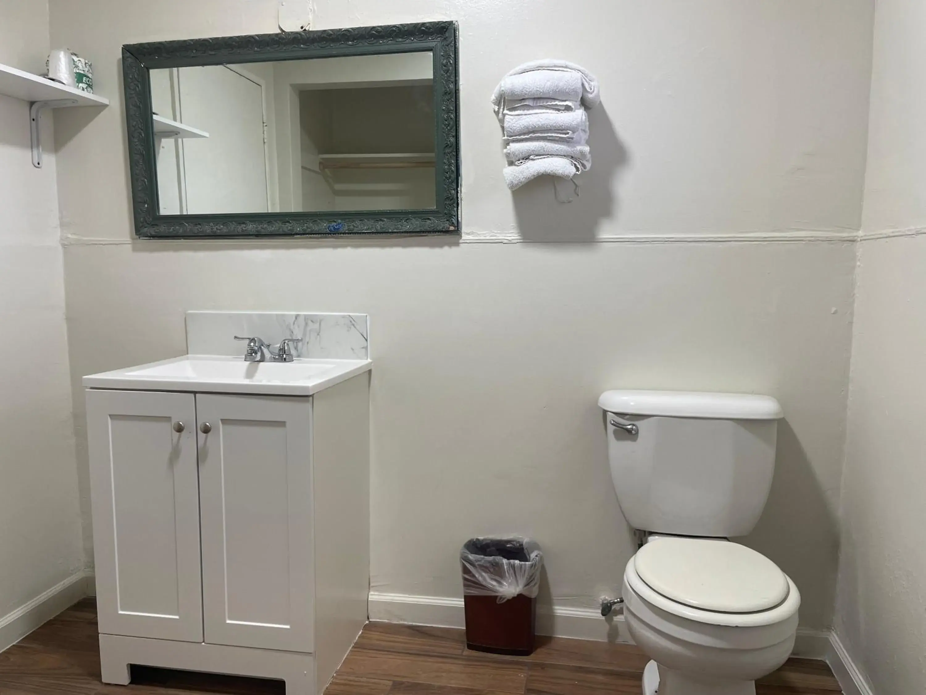 2 Queen Beds with Kitchenette Non-Smoking in Oak Motel Modesto CA 2 Queen Beds with Kitchenette Non-Smoking in Oak Motel Modesto CA