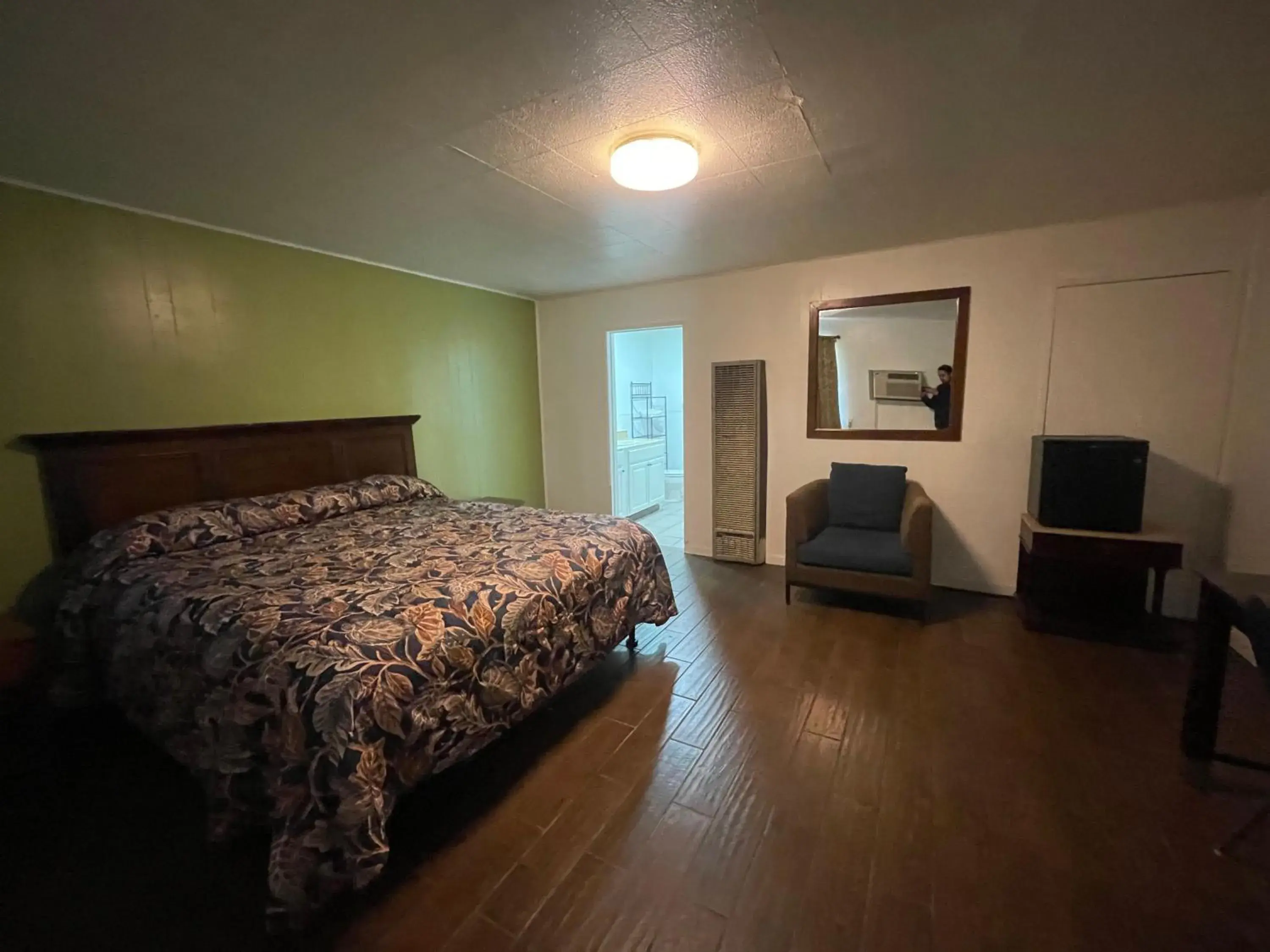 Queen Bed with Kitchenette Non - Smoking in Oak Motel Modesto CA Queen Bed with Kitchenette Non - Smoking in Oak Motel Modesto CA