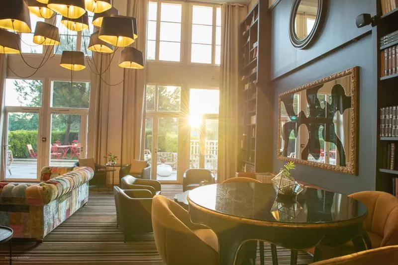 Lobby or reception in Renaissance Paris Hippodrome de St. Cloud Hotel