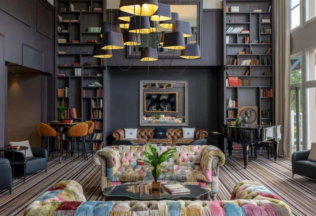 Lobby or reception in Renaissance Paris Hippodrome de St. Cloud Hotel