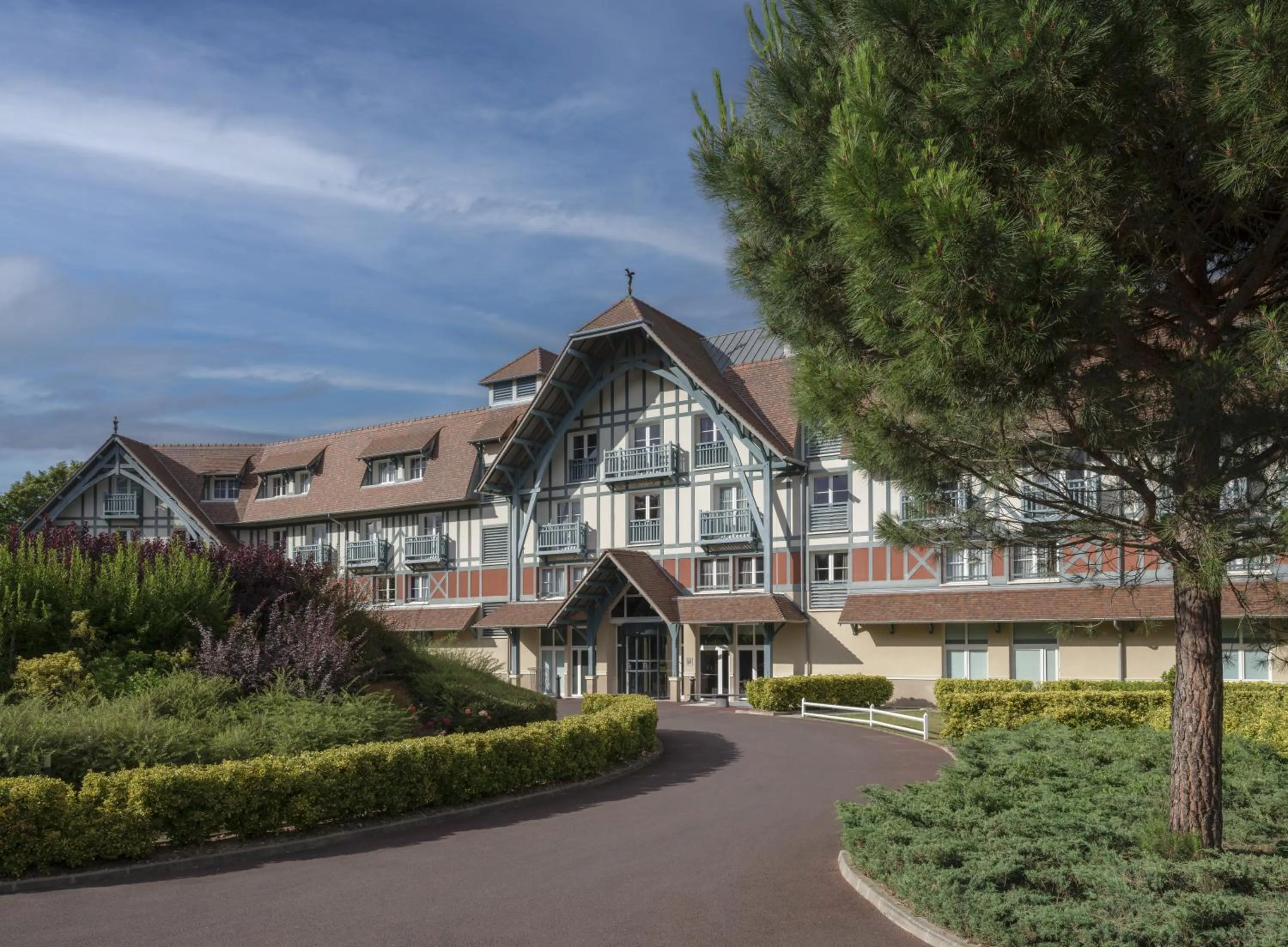 Property building in Renaissance Paris Hippodrome de St. Cloud Hotel
