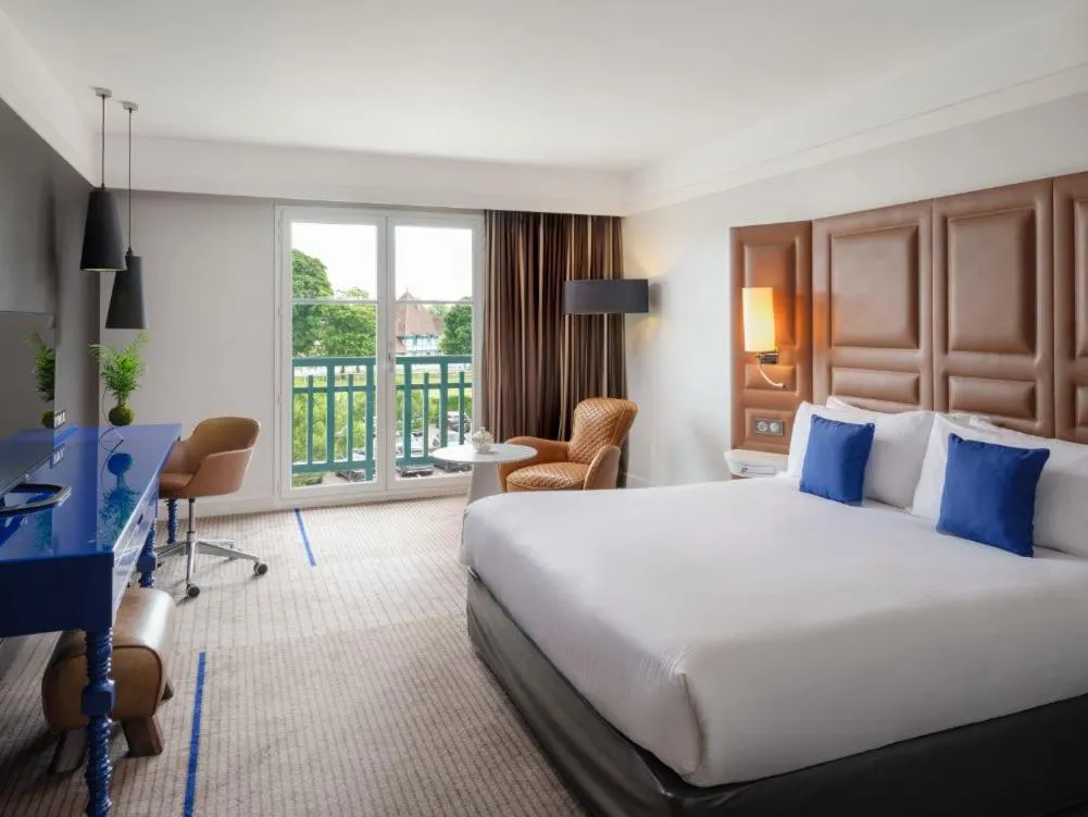 Bedroom, Bed in Renaissance Paris Hippodrome de St. Cloud Hotel