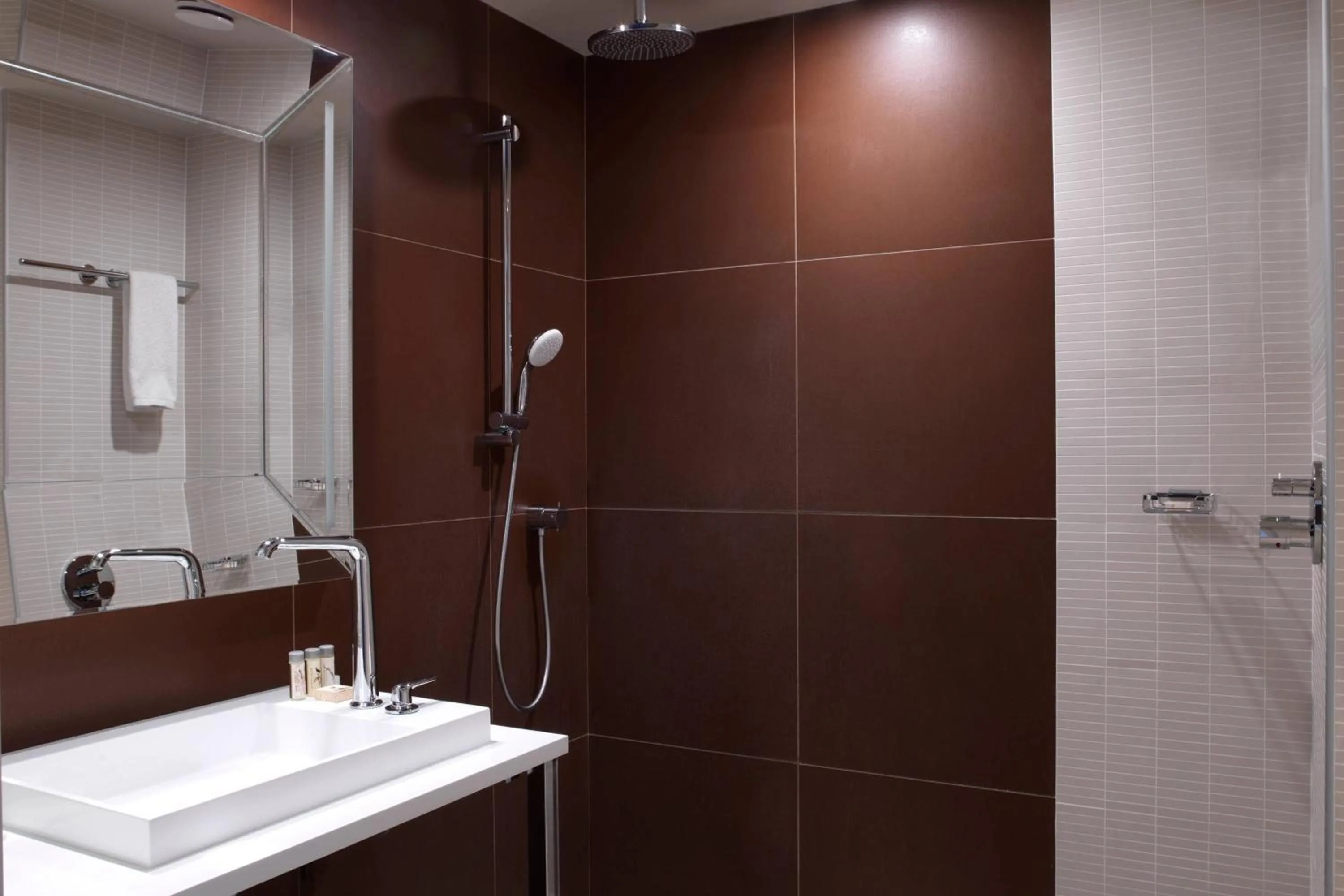 Bathroom in Renaissance Paris Hippodrome de St. Cloud Hotel