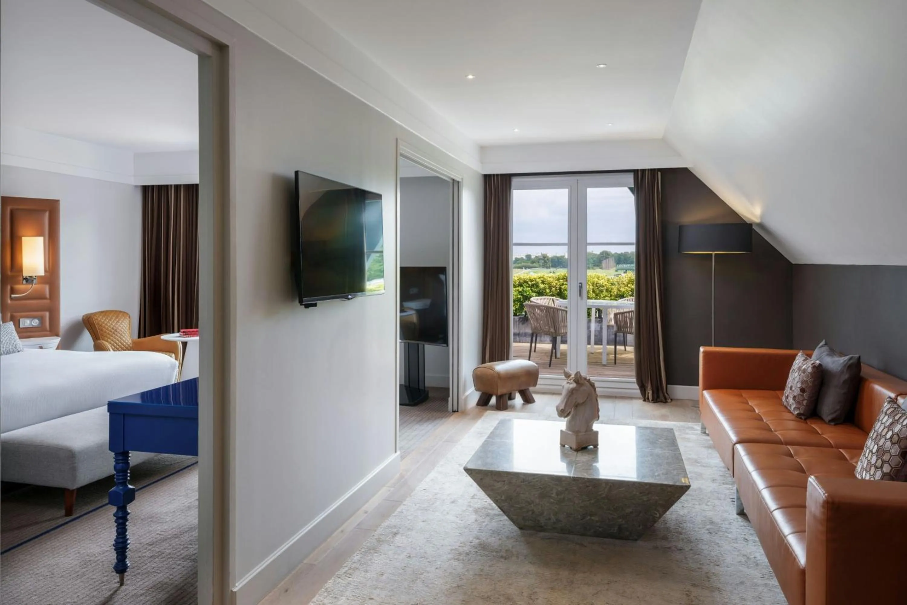 Lounge or bar, Bed in Renaissance Paris Hippodrome de St. Cloud Hotel