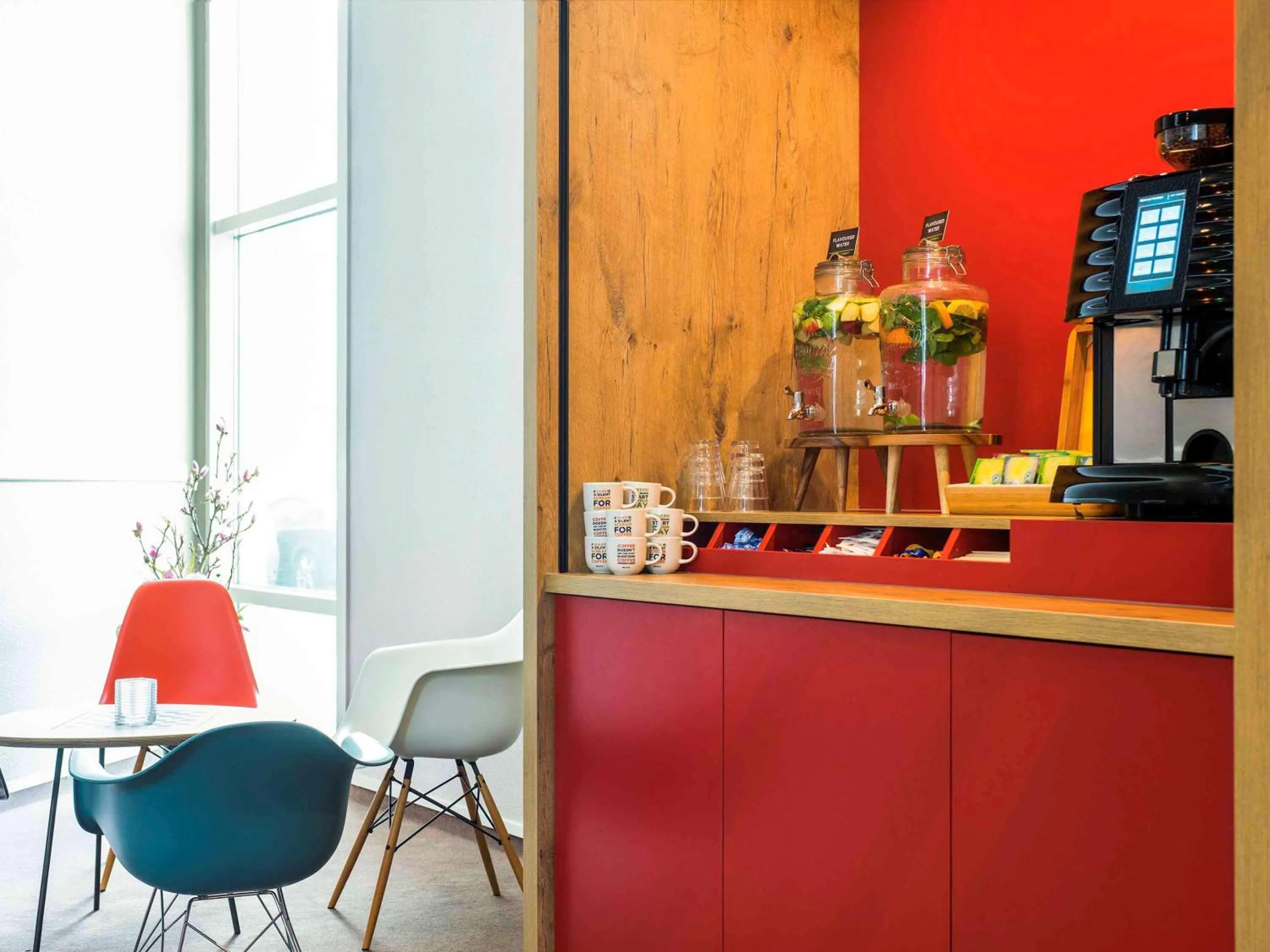 Photo of the whole room in Ibis Schiphol Amsterdam Airport