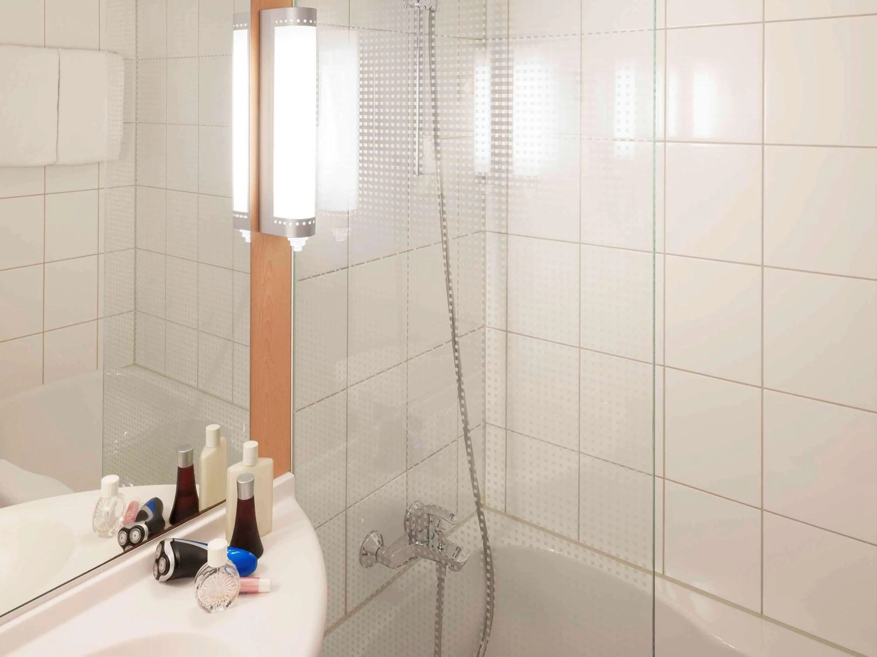 Photo of the whole room in Ibis Schiphol Amsterdam Airport