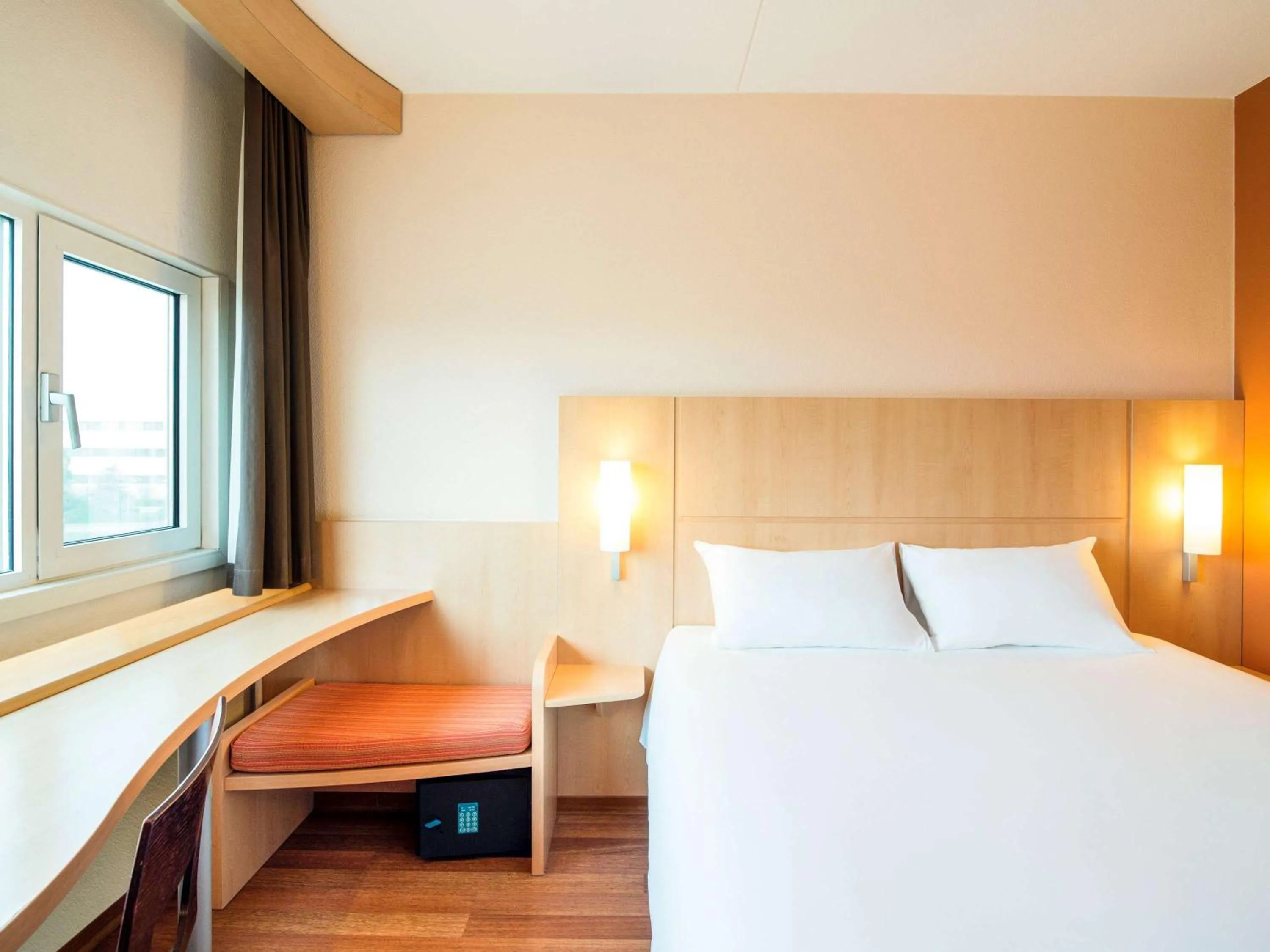 Photo of the whole room, Bed in Ibis Schiphol Amsterdam Airport