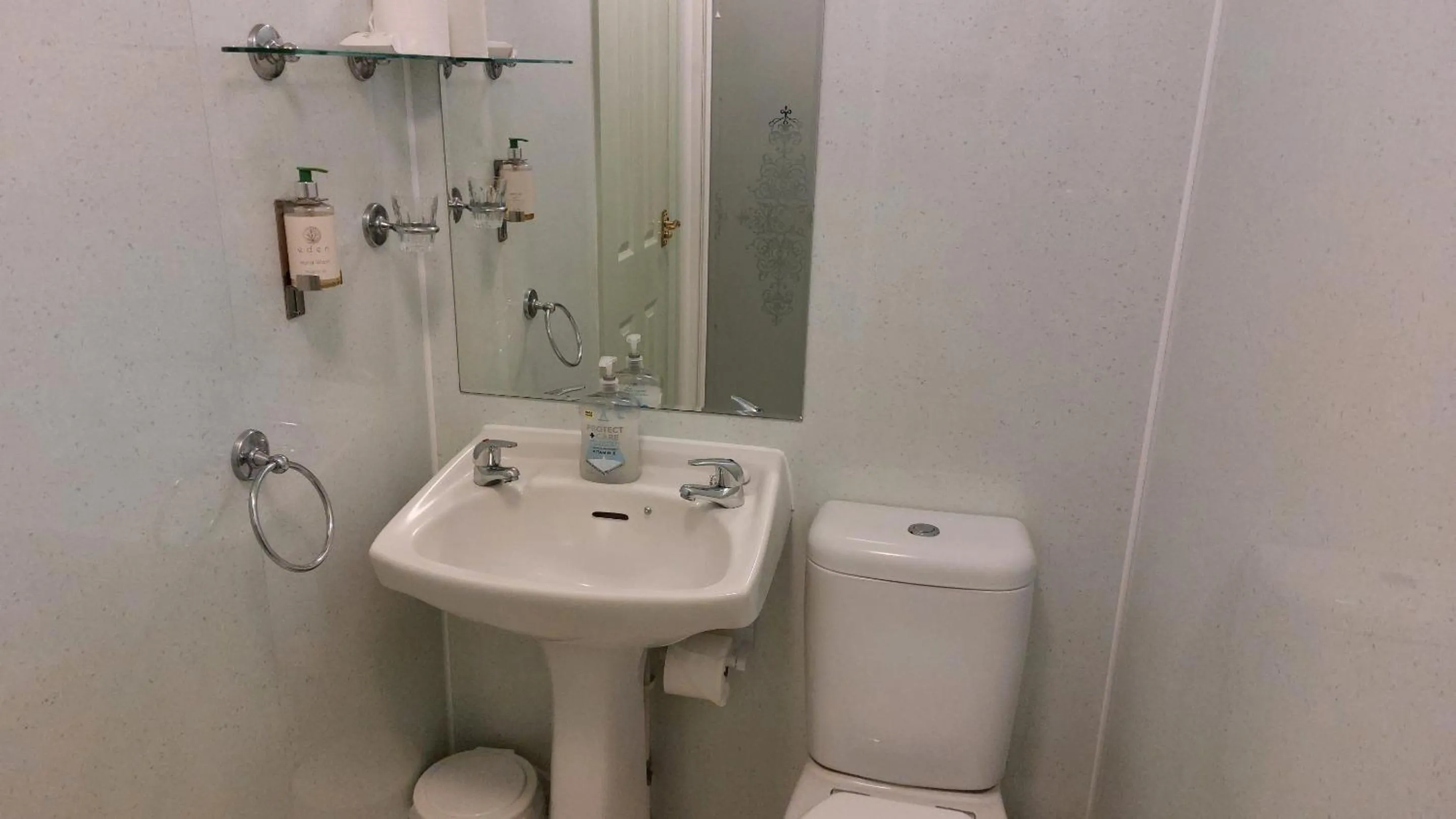 Bathroom in Southcliff Guest House