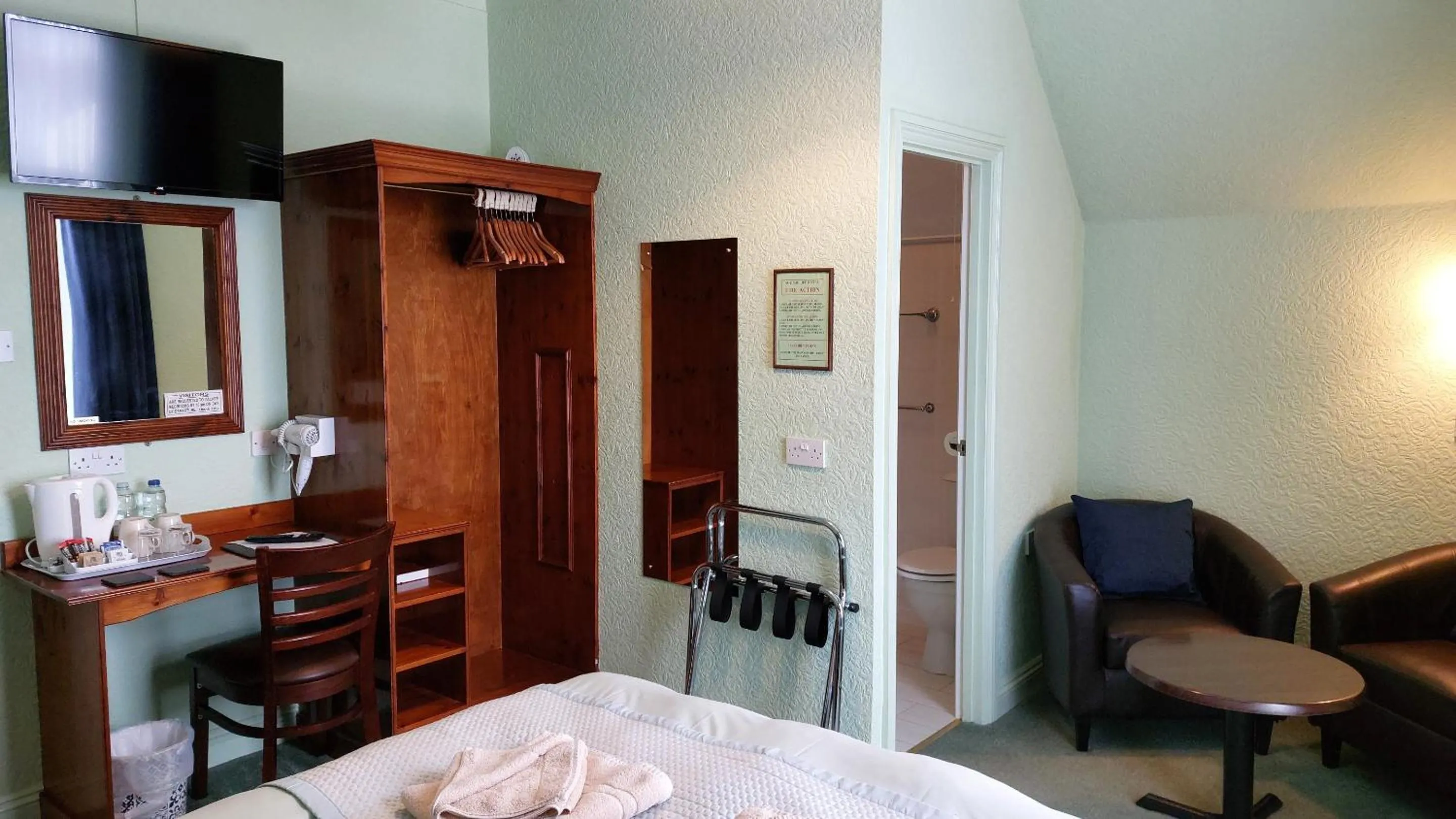 Bedroom, Bed in Southcliff Guest House