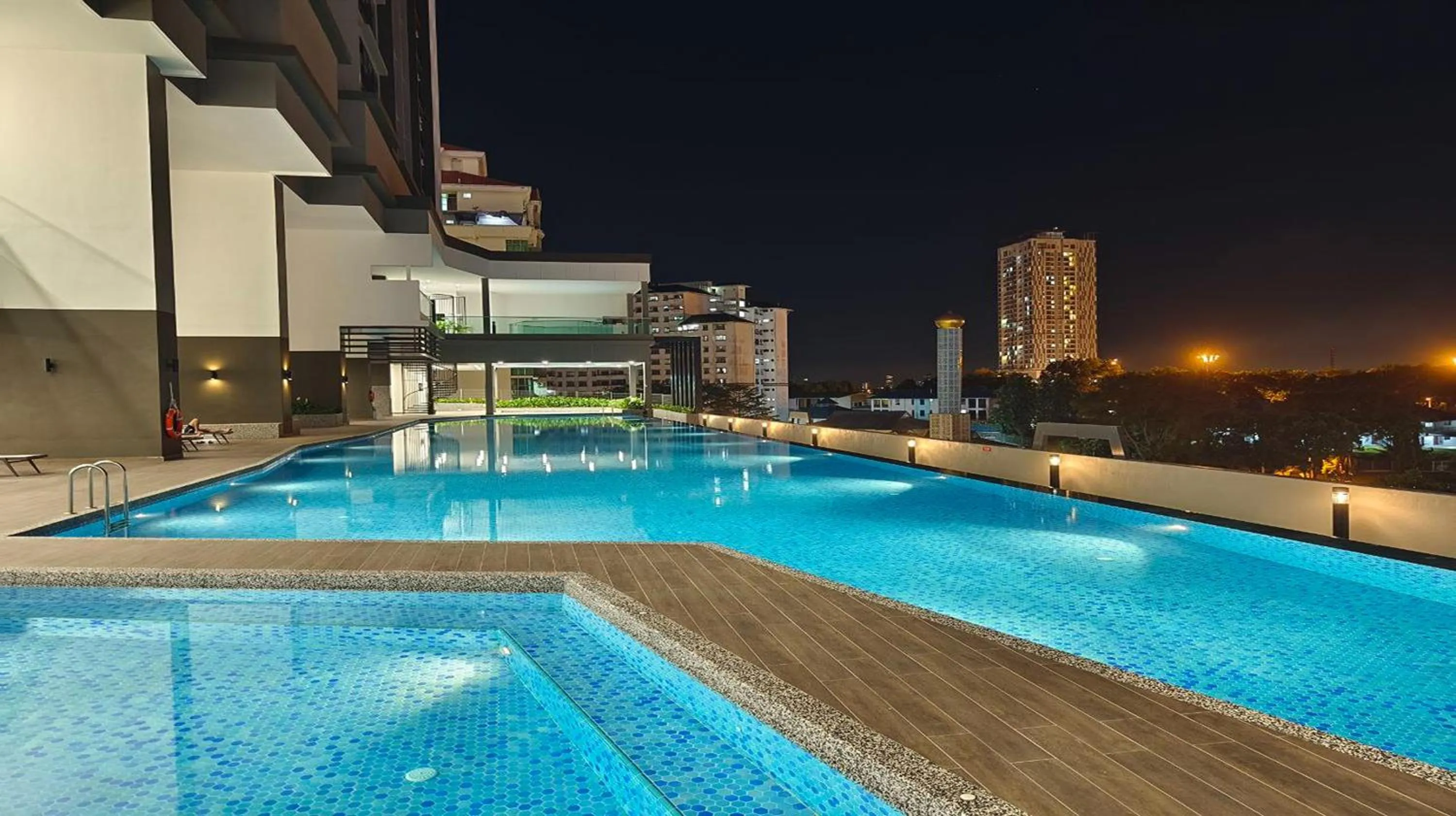 Swimming pool in Twin Tower Johor Bahru by Glex
