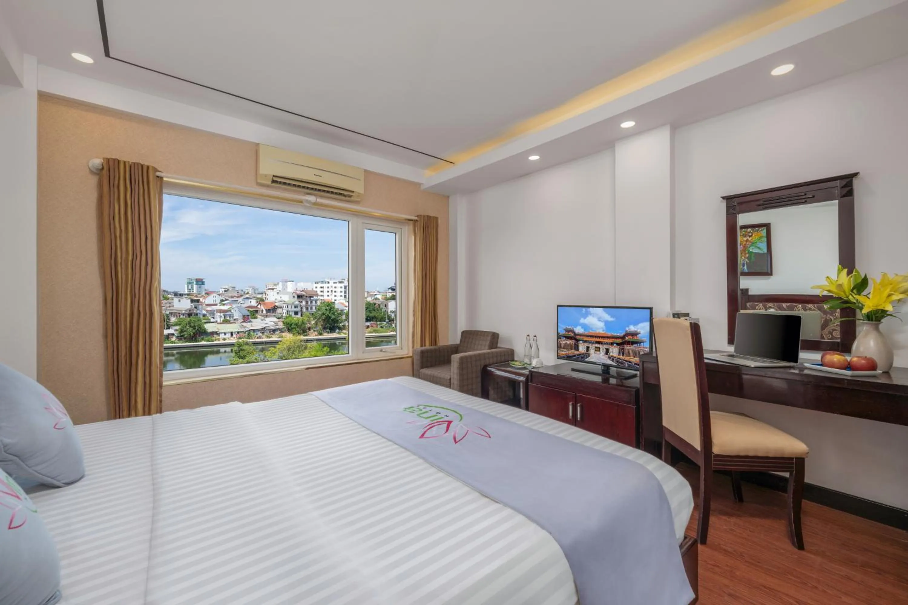 Communal lounge/ TV room, Bed in Vina Spa Hotel