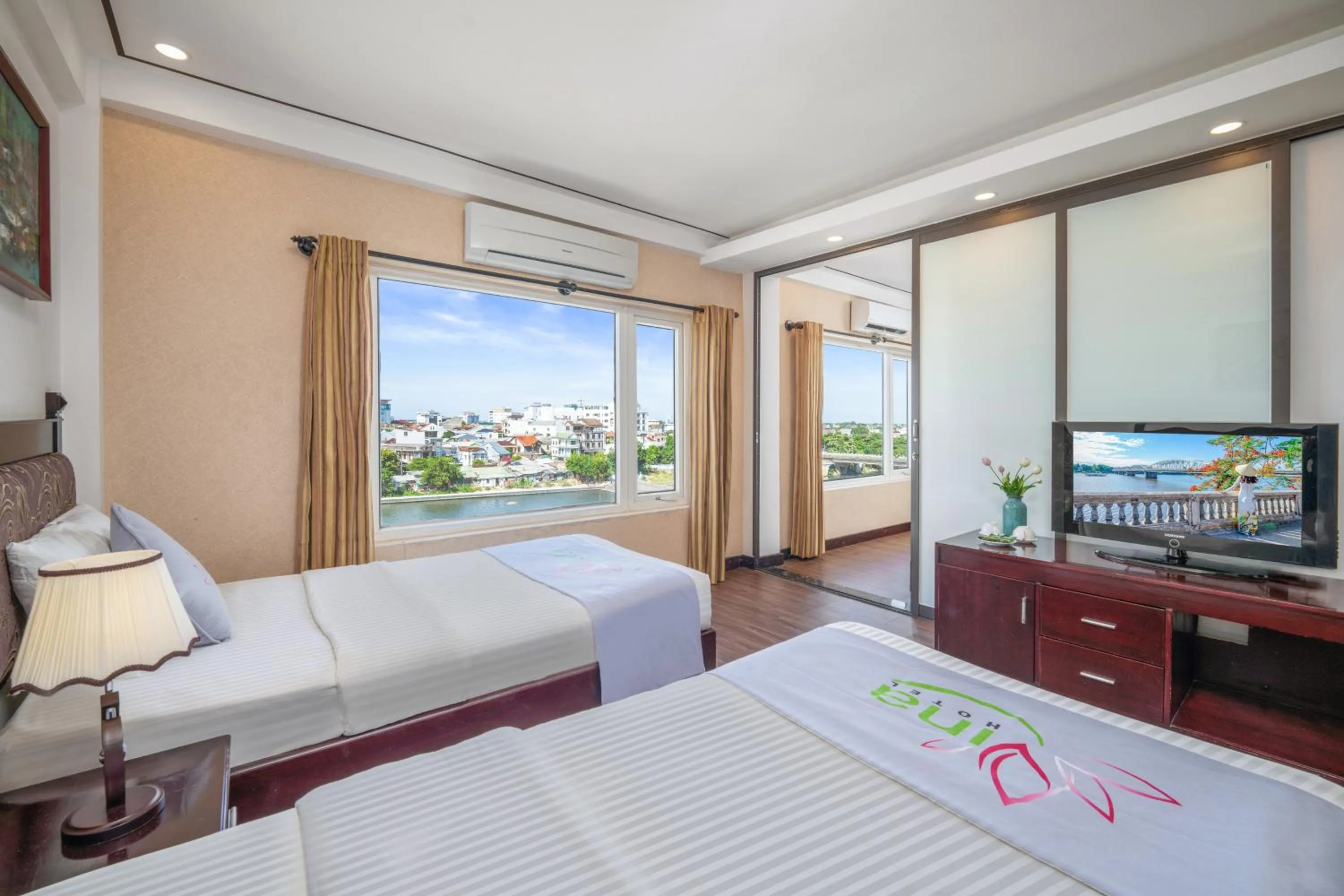 Communal lounge/ TV room, Bed in Vina Spa Hotel