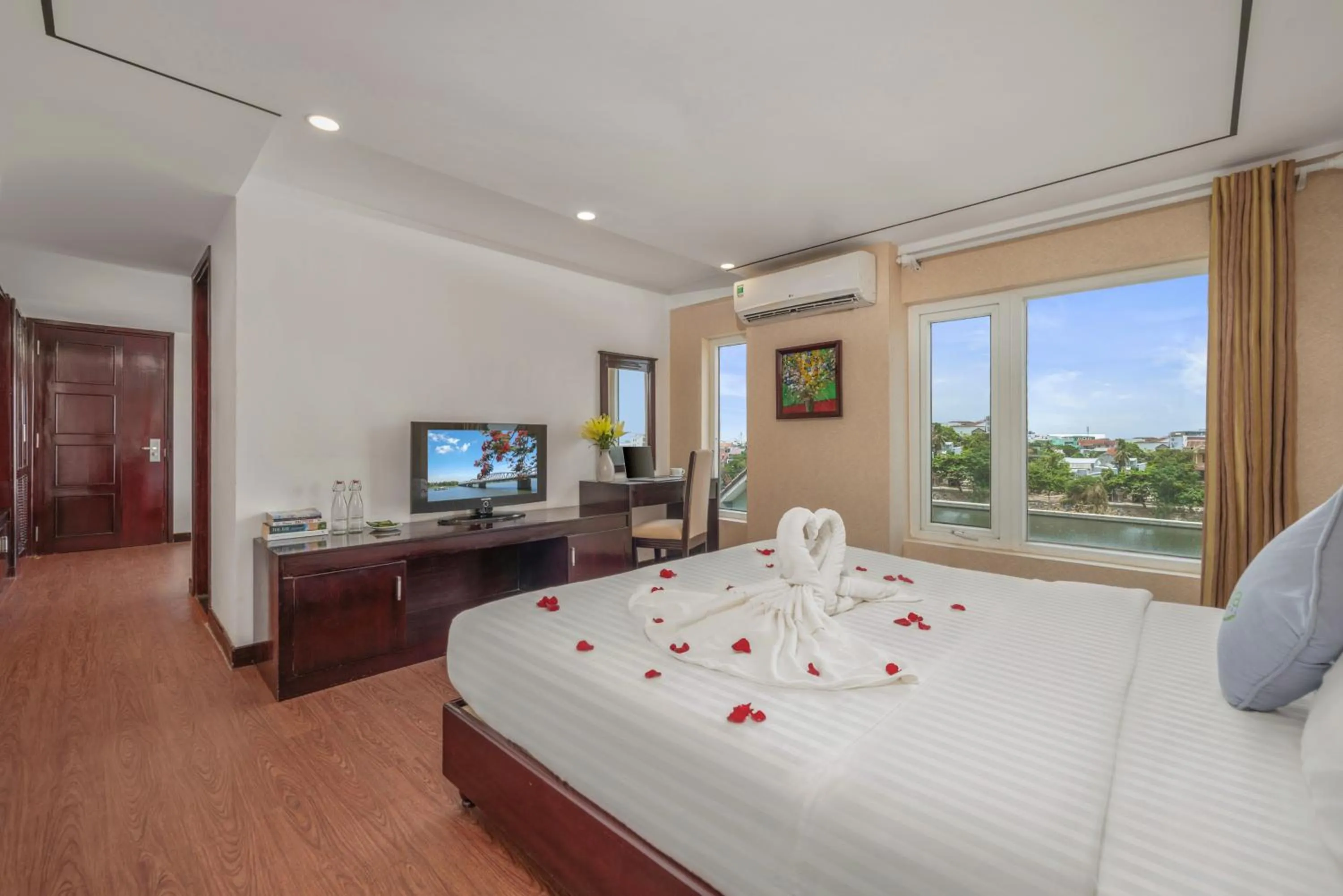 Communal lounge/ TV room, Bed in Vina Spa Hotel